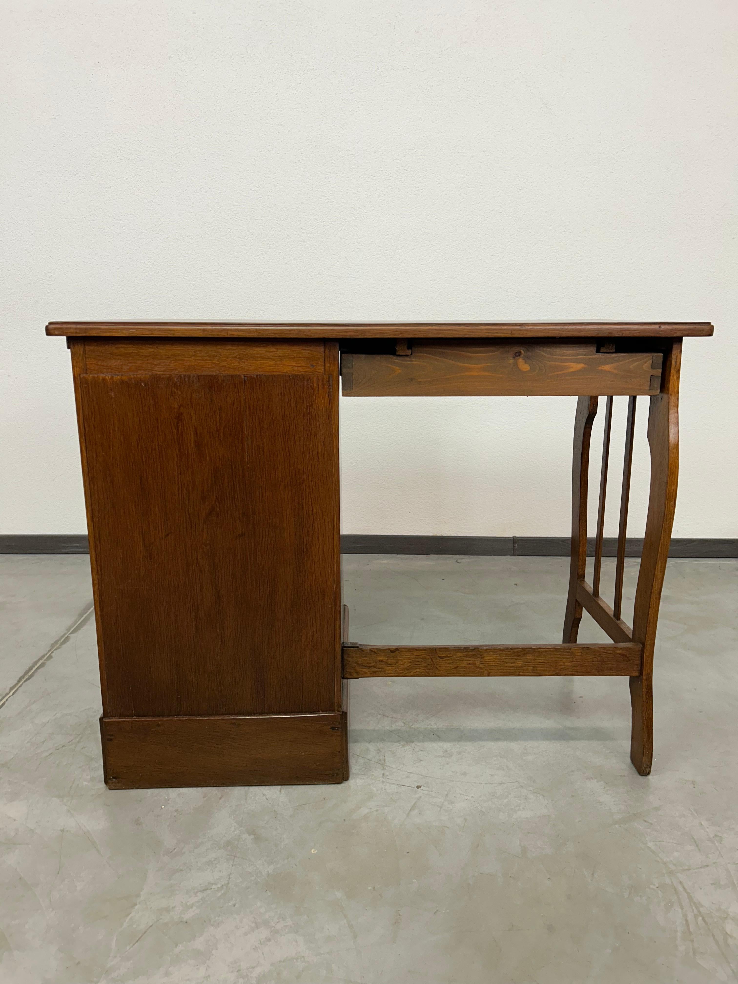 Kleiner Art-Deco-Schreibtisch im Angebot 3