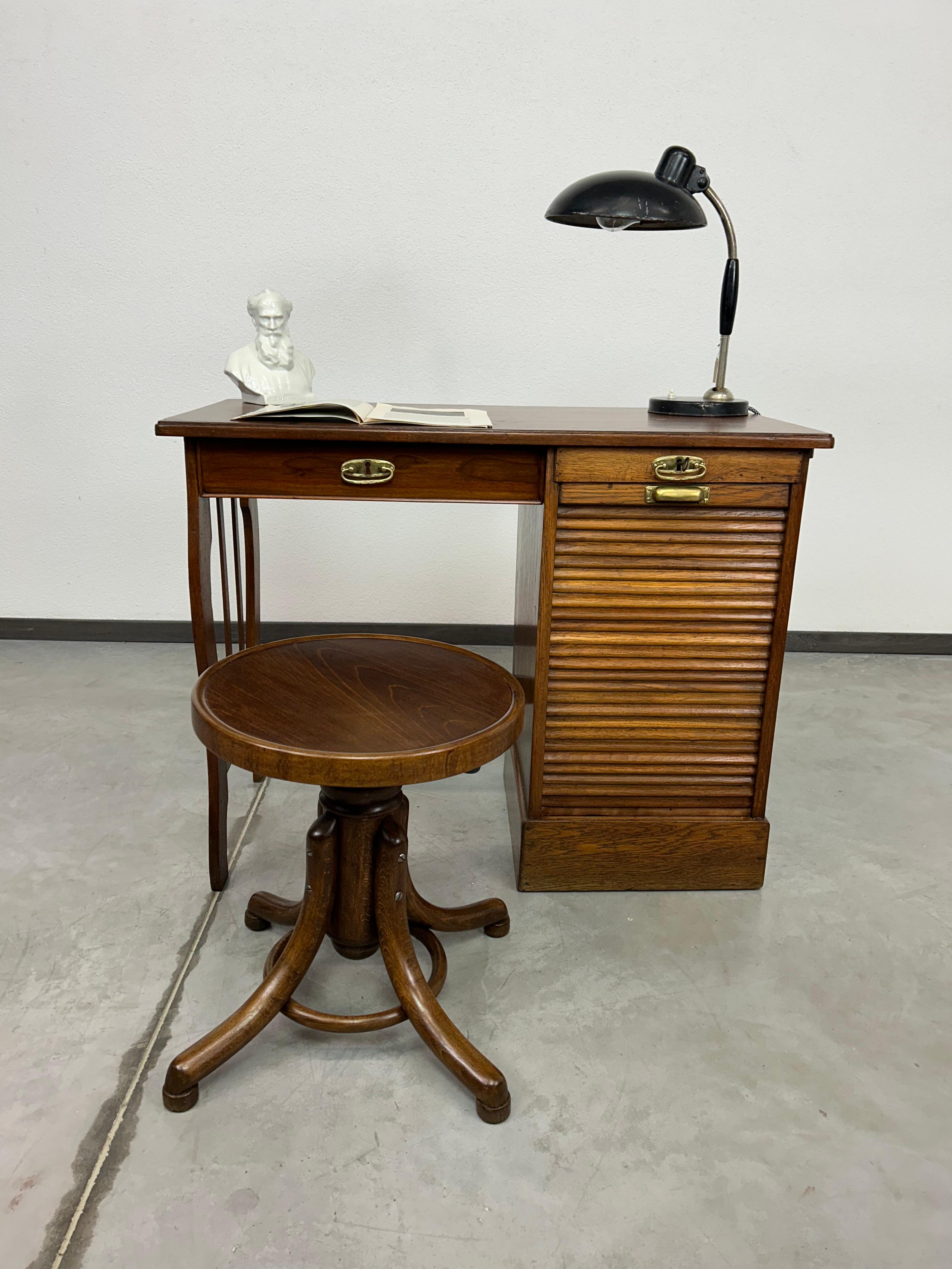 Kleiner Art-Deco-Schreibtisch. Professionell gebeizt und neu poliert.