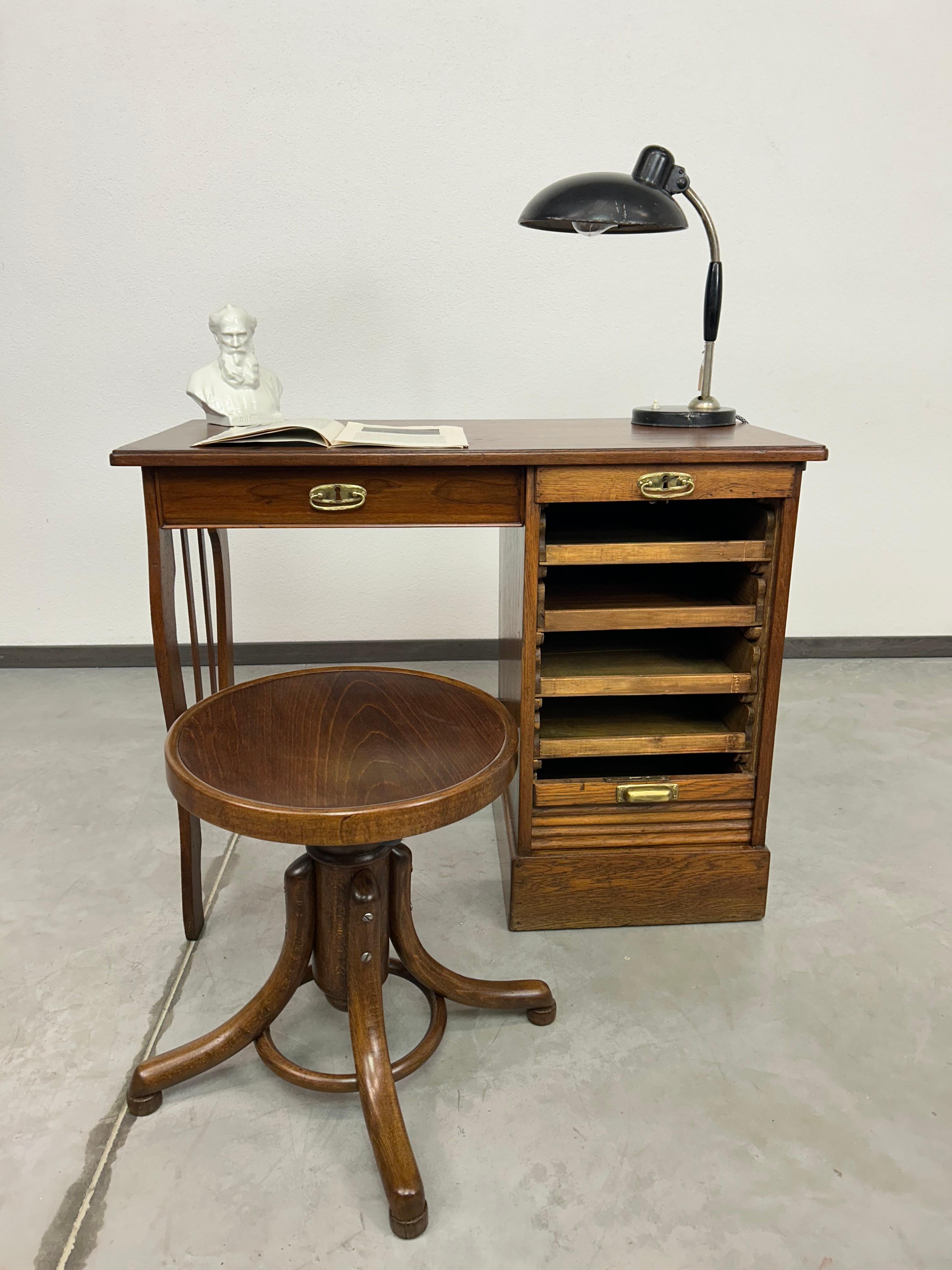 Kleiner Art-Deco-Schreibtisch (Tschechisch) im Angebot