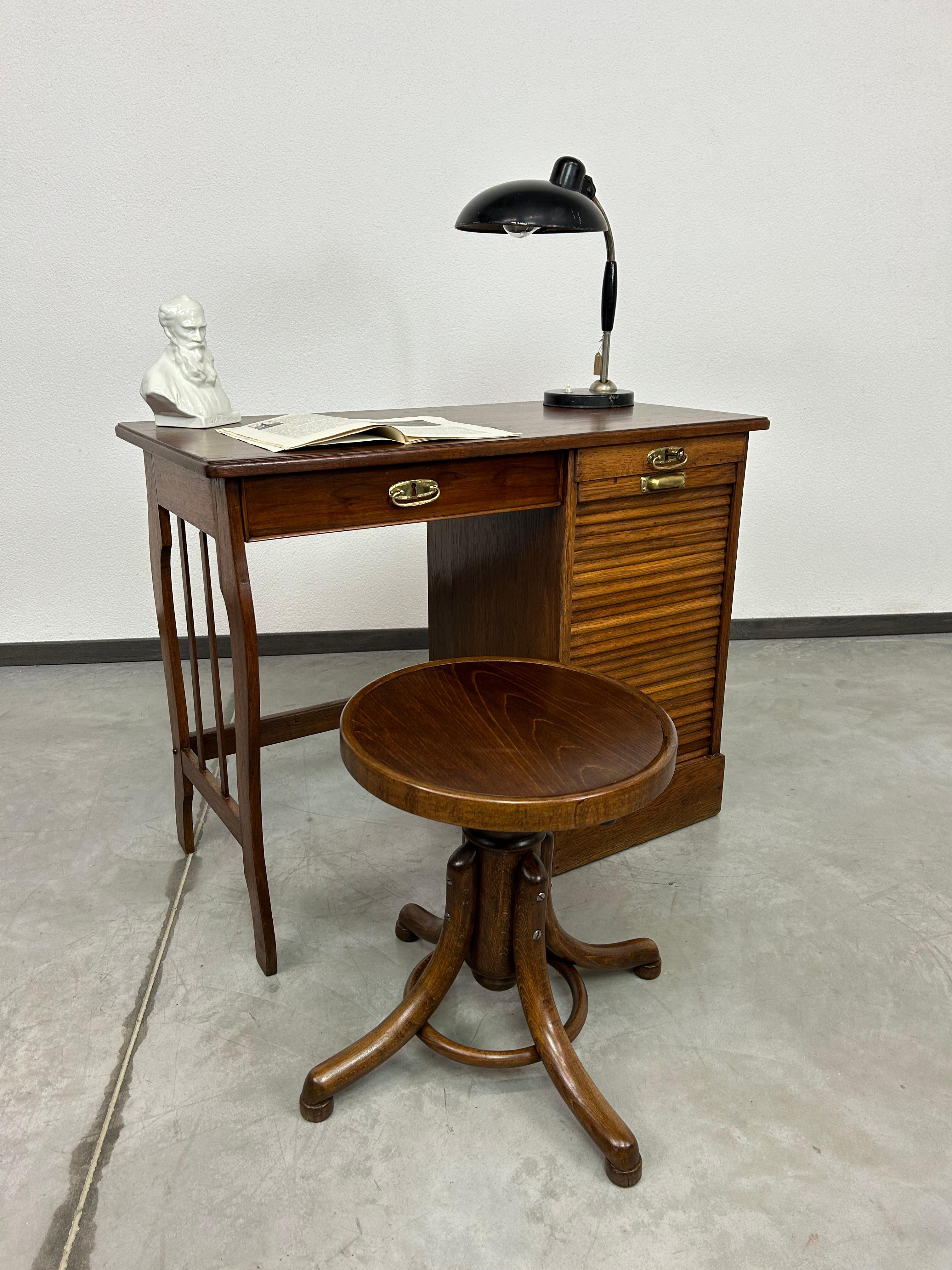 Kleiner Art-Deco-Schreibtisch im Zustand „Hervorragend“ im Angebot in Banská Štiavnica, SK