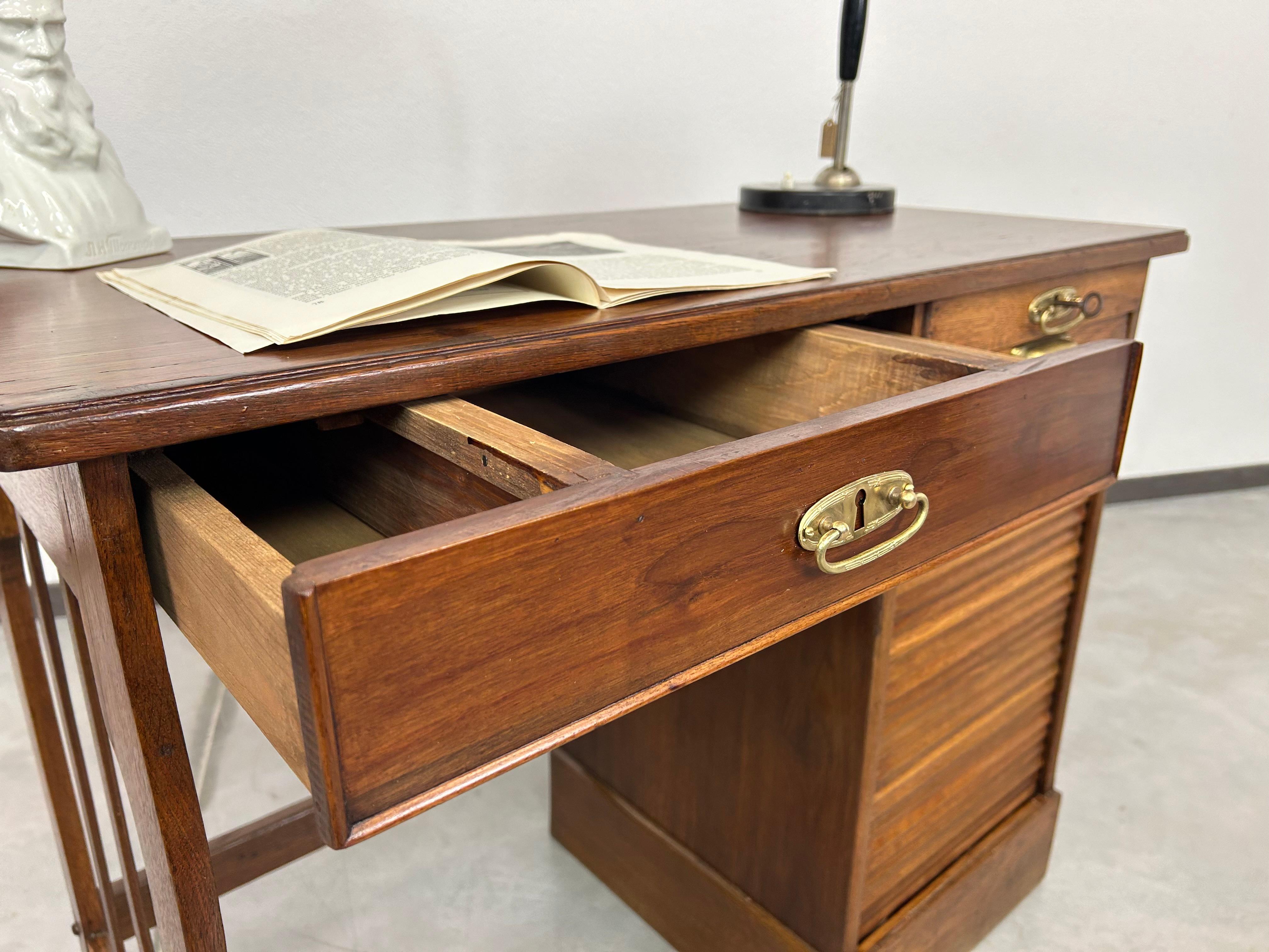 Kleiner Art-Deco-Schreibtisch (Mitte des 20. Jahrhunderts) im Angebot