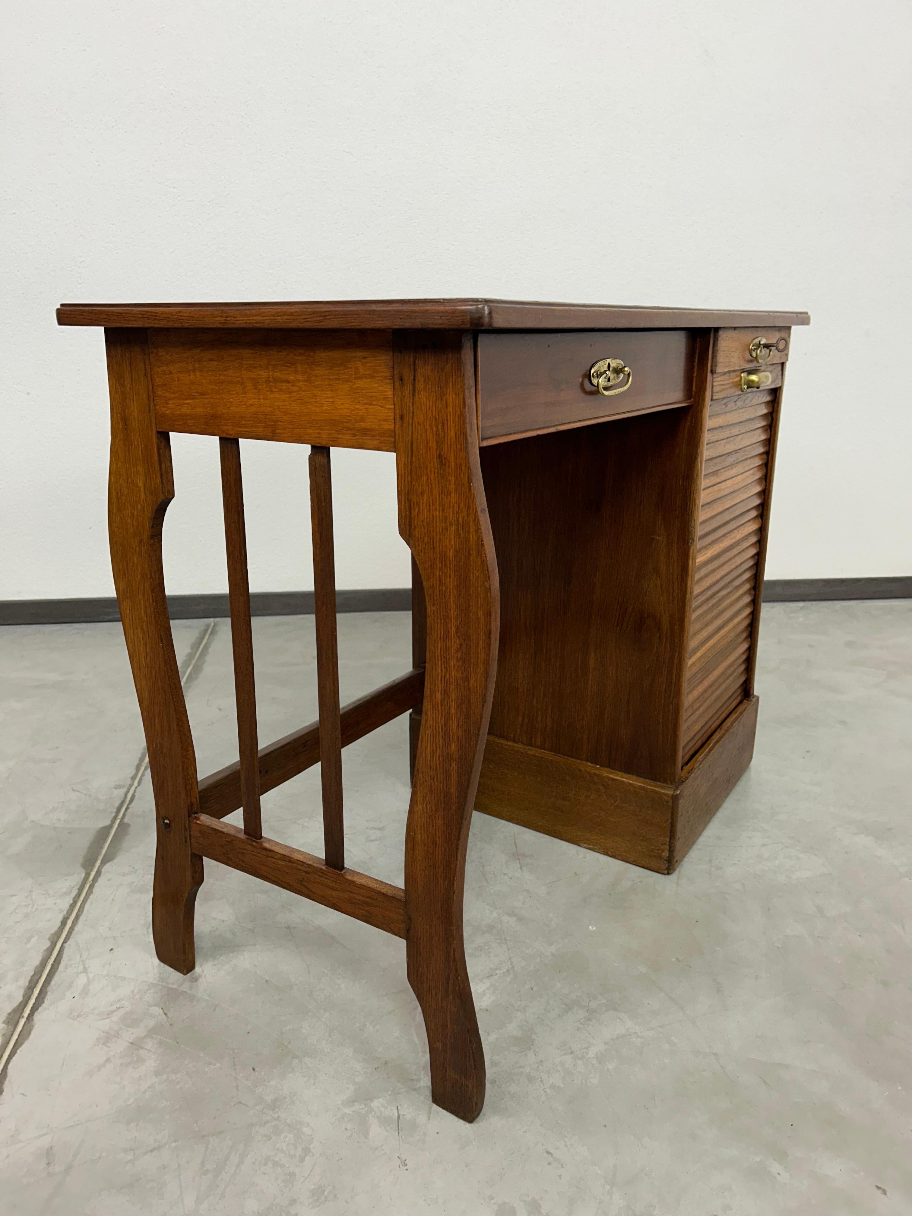 Kleiner Art-Deco-Schreibtisch (Buchenholz) im Angebot