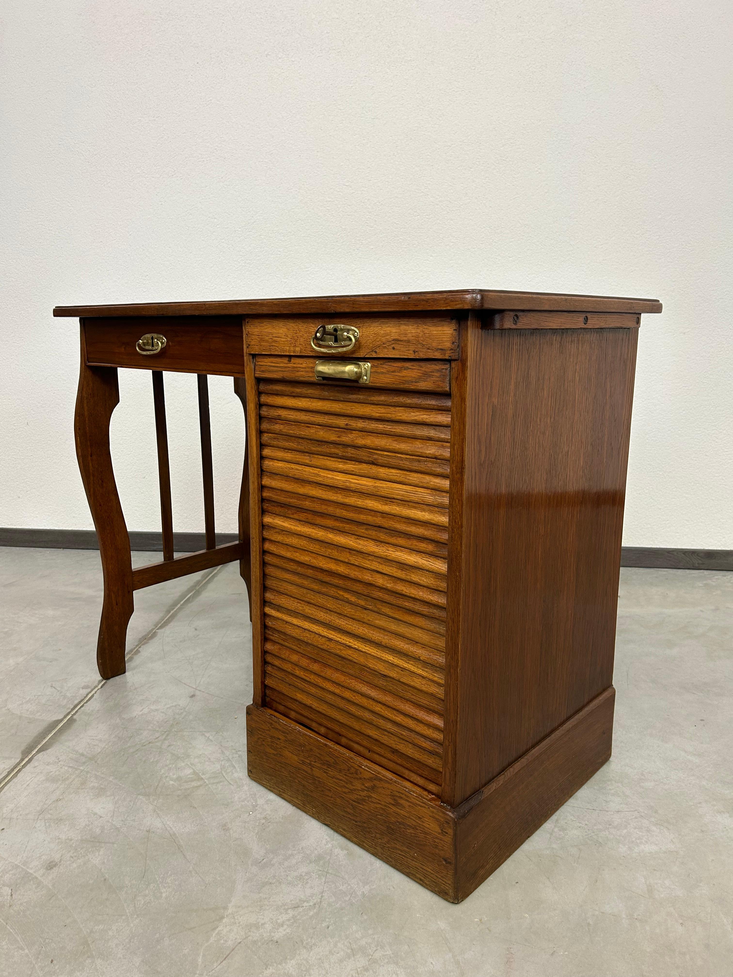 Kleiner Art-Deco-Schreibtisch im Angebot 1