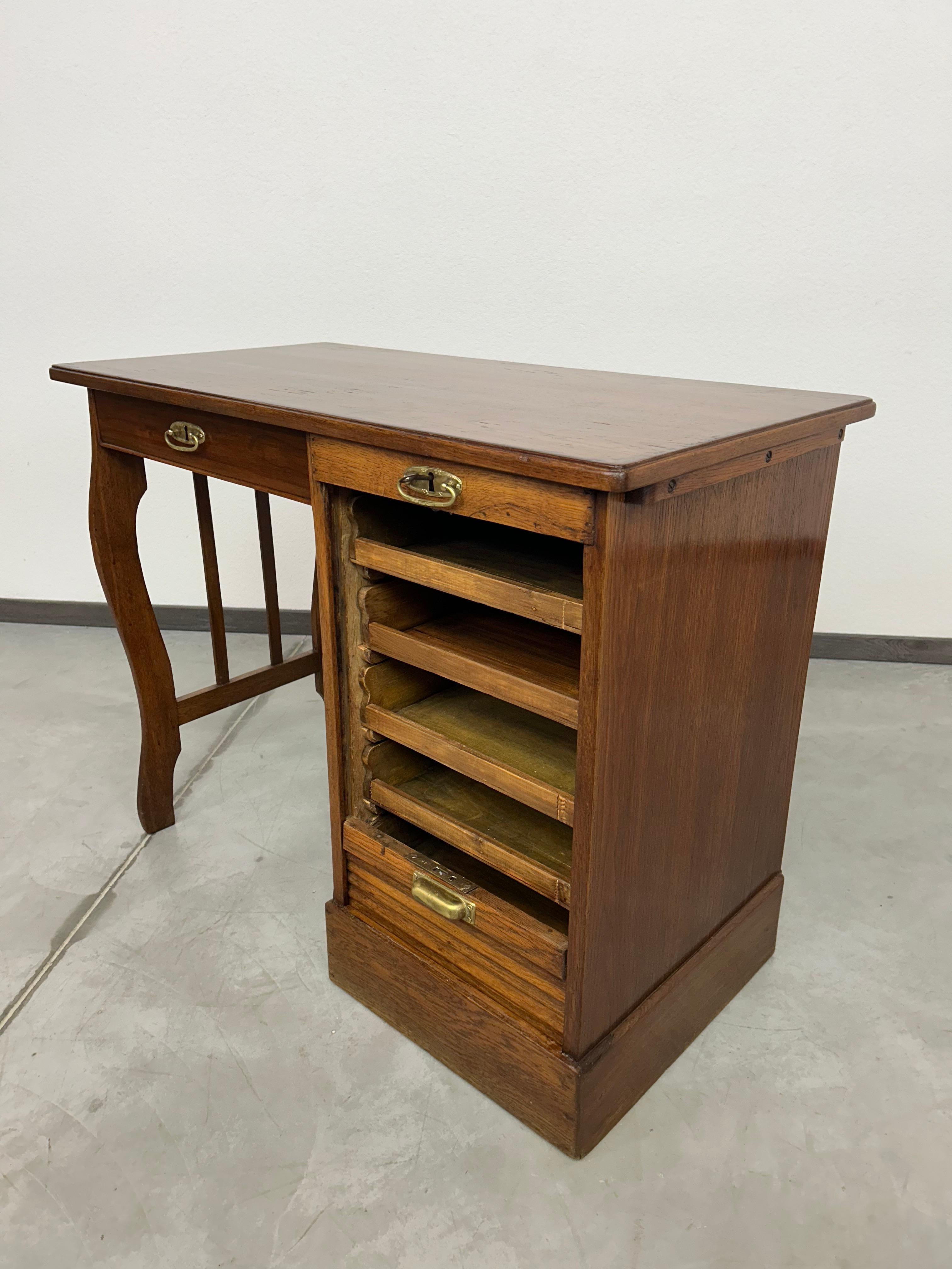 Kleiner Art-Deco-Schreibtisch im Angebot 2