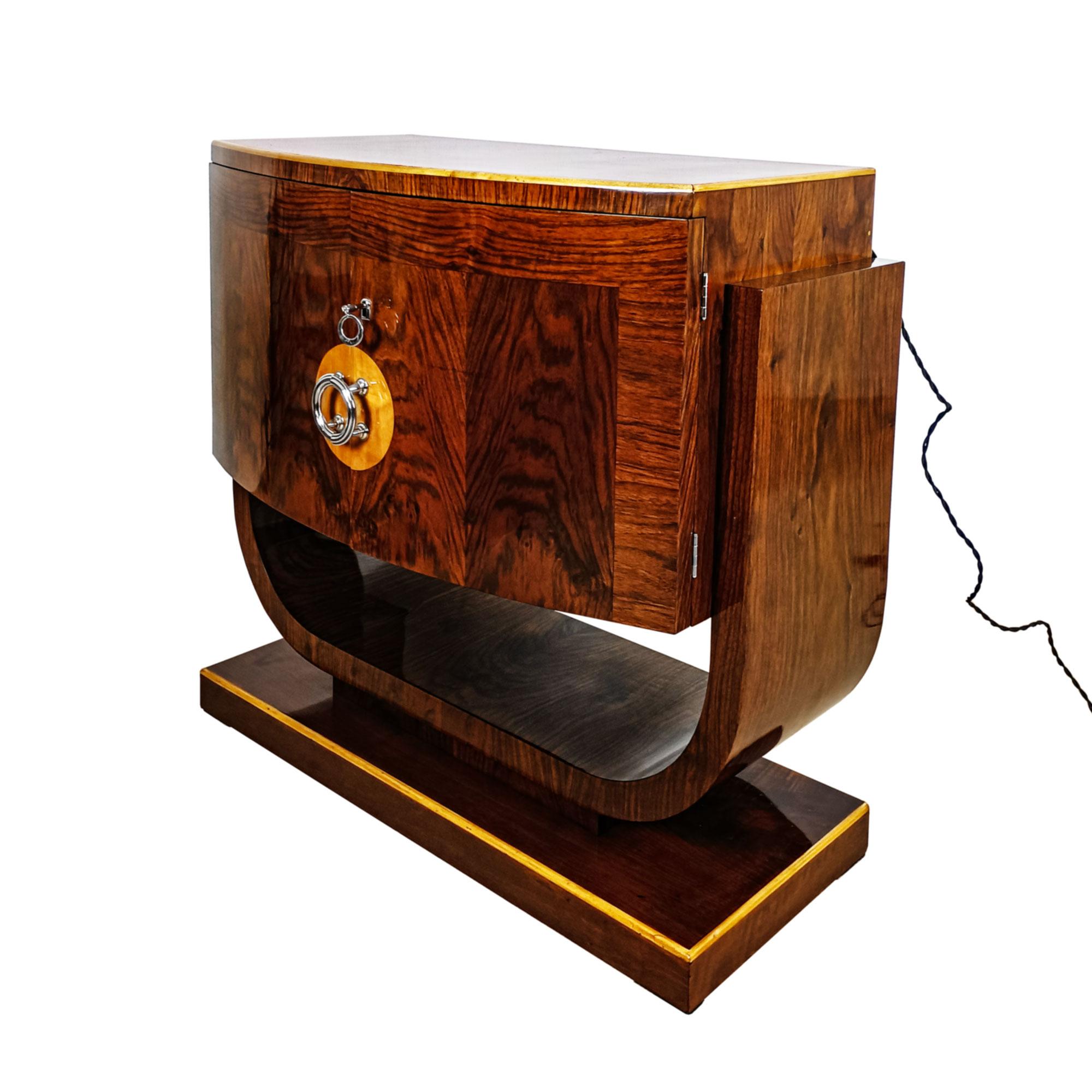 Petit bar sec, bois avec placage de noyer partiellement incrusté d'érable au centre, reliures en bois clair sur la base et le plateau. Deux portes ouvrant sur le bar équipées d'un miroir à l'arrière, de porte-verres, d'une épaisse plaque d'opaline