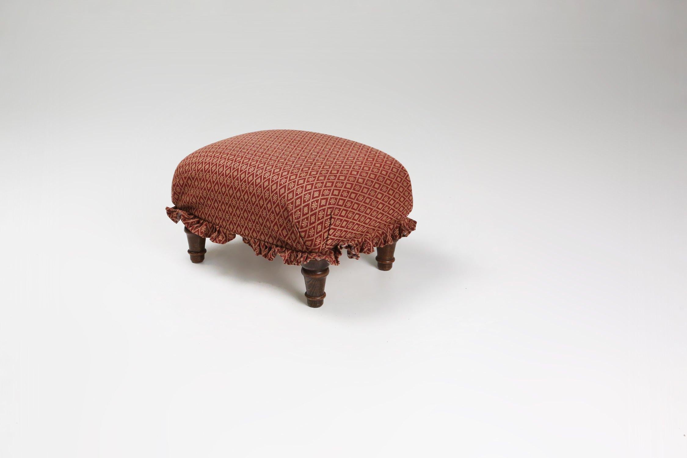 France / 1940 / Art Deco / Mid-century / footstool / original red-brown upholstery  

A very attractive and charming small Art Deco footstool from France, designed in the 1940s. The original red-brown upholstery with graphic pattern in gold not only