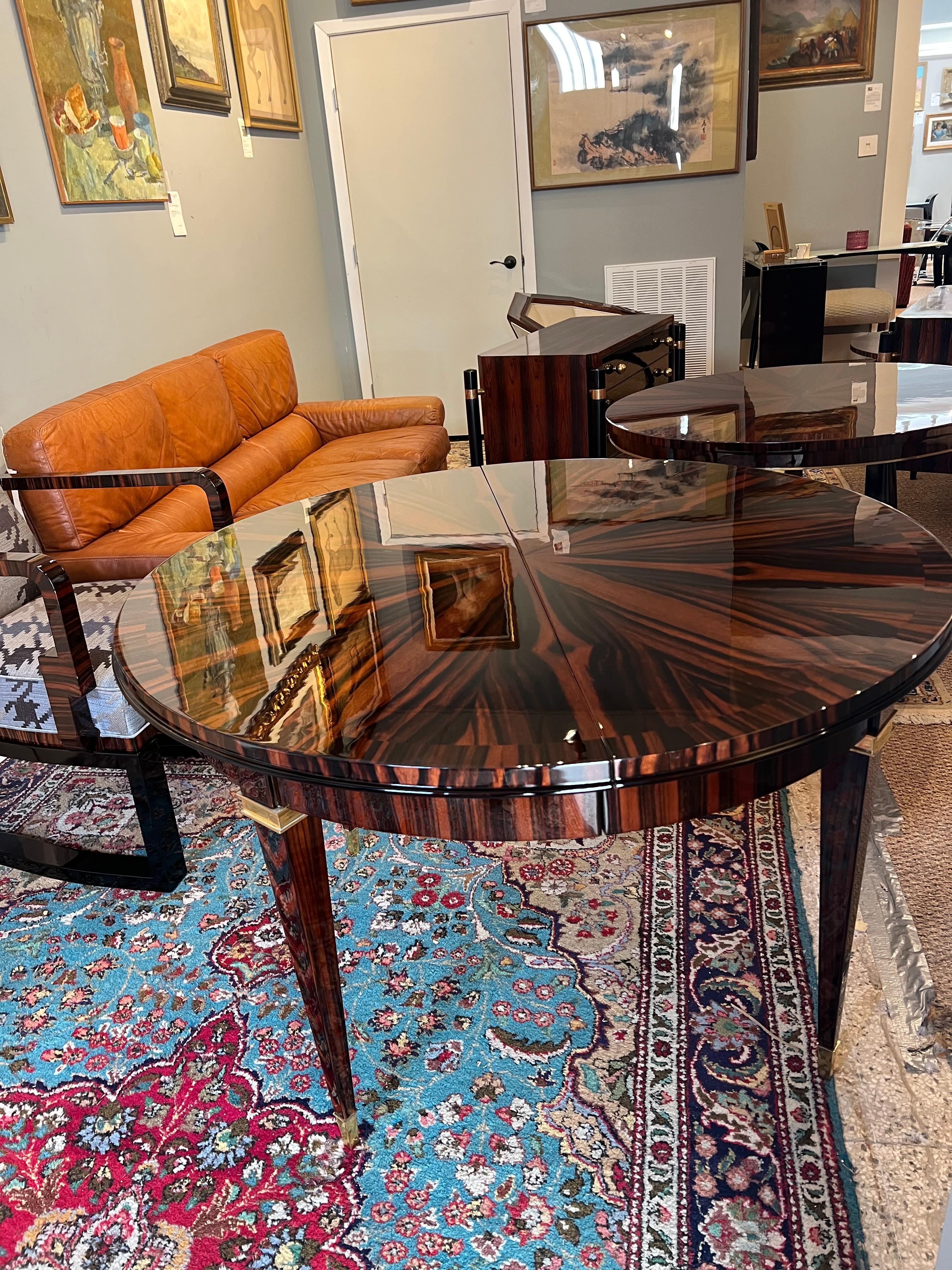 Pequeña Mesa de Comedor Art Decó Francesa de Macassar

Preciosa mesa de madera de Macassar, con bonitas vetas de madera en el tablero. El tablero de la mesa tiene 2 hojas adicionales, de 16