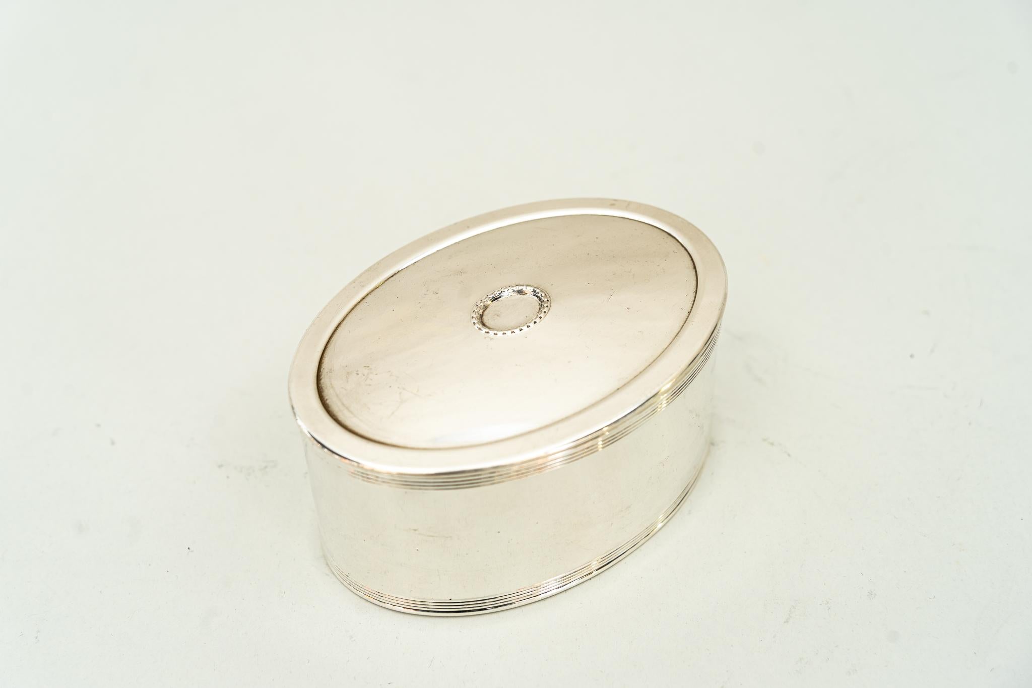 Small art deco jewerly box ( silvered ) around 1920s
Original condition.
