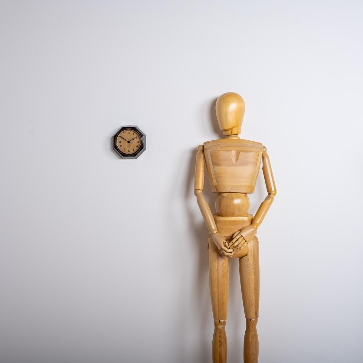 Rare Octagonal Bakelite Wall Clock.

A beautiful art deco style wall clock by renowned British clock maker Gents of Leicester.

Made in England circa 1930.

Gents of Leicester makers marks to dial with their open spade hand style, the moulded