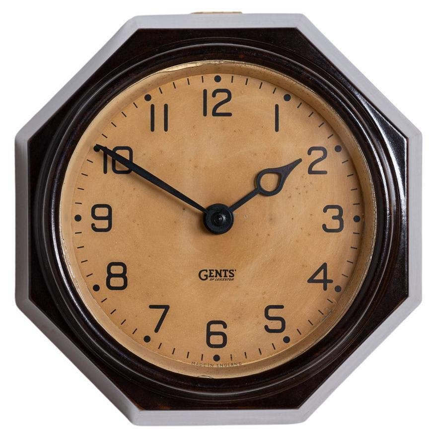 Petite horloge murale octogonale Art Déco en bakélite par Gents of Leicester