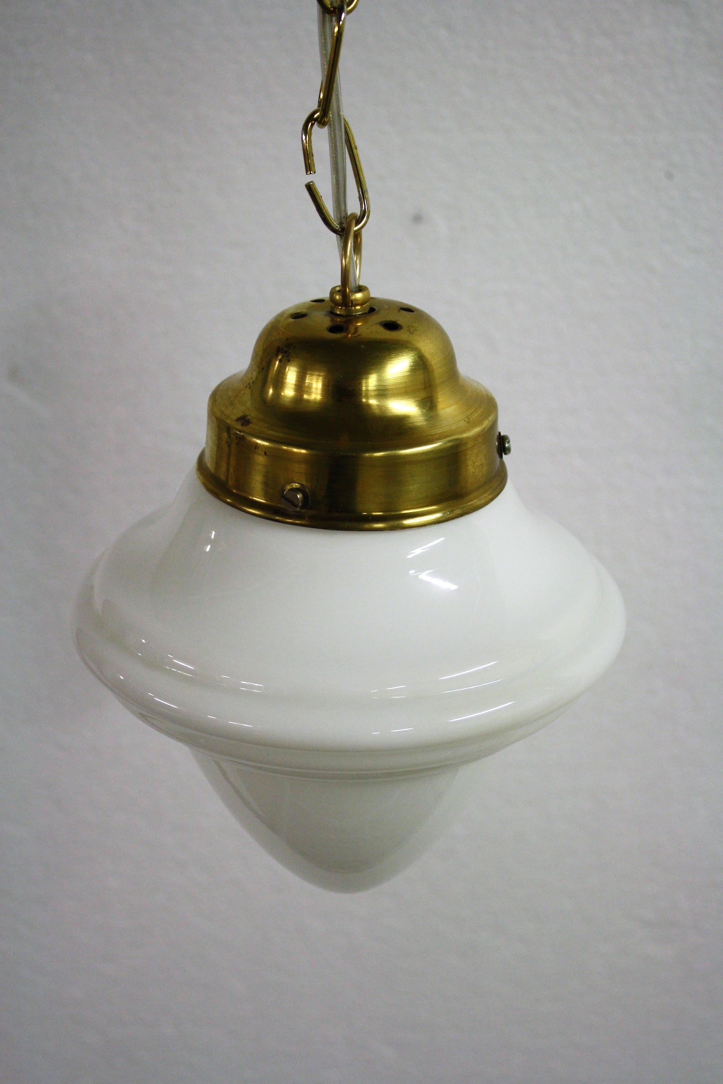 Antique Art Deco era opaline pendant light.

The lamp has a typical Art Deco design.

Supplied with a brass chain and shade holder.

Rewired, tested and ready to use with a regular E27 light bulb.

1930s, France

Measures: Height including