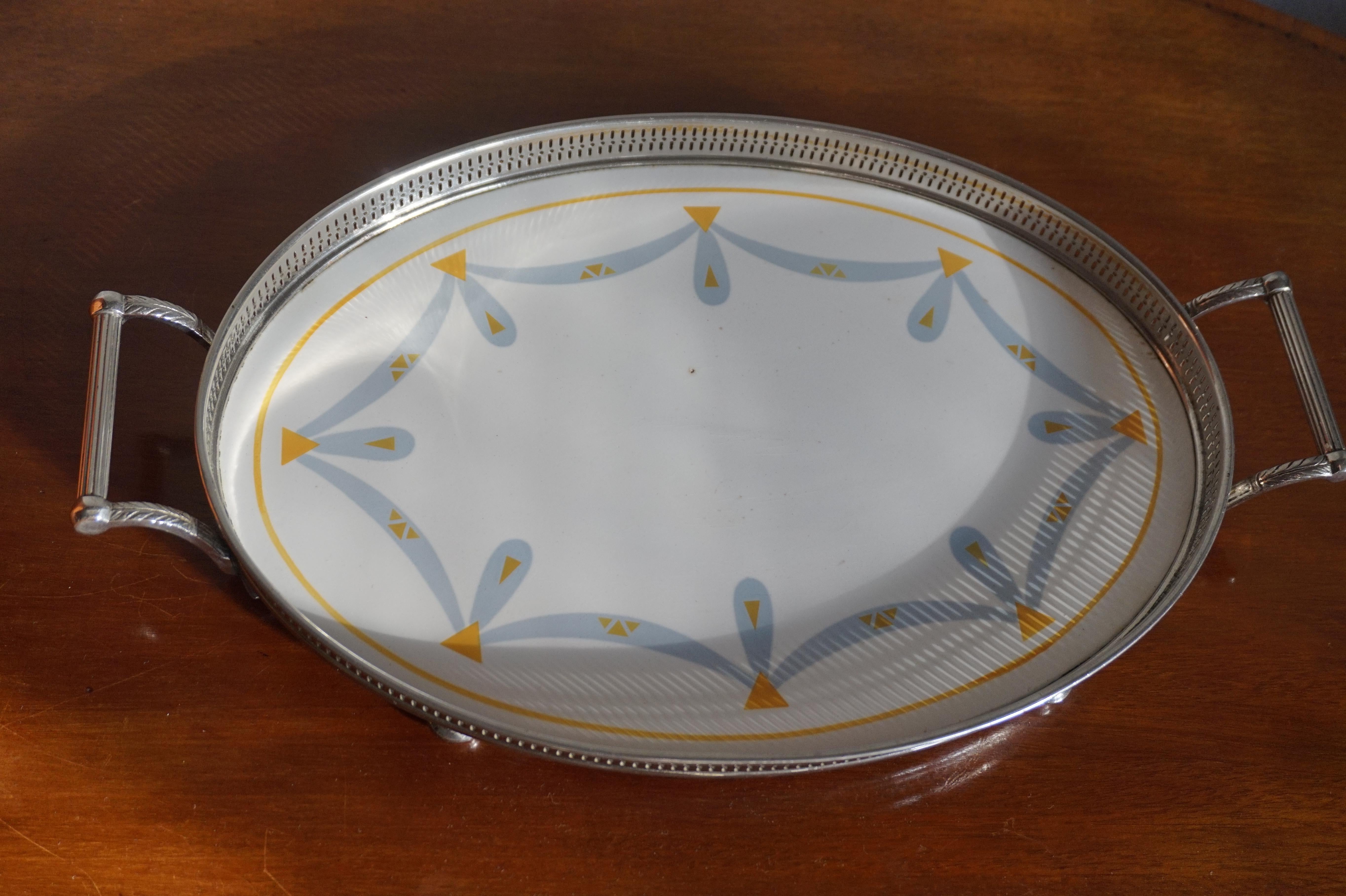 Petit plateau de service ovale Art Déco en porcelaine avec un élégant motif jaune et gris 10