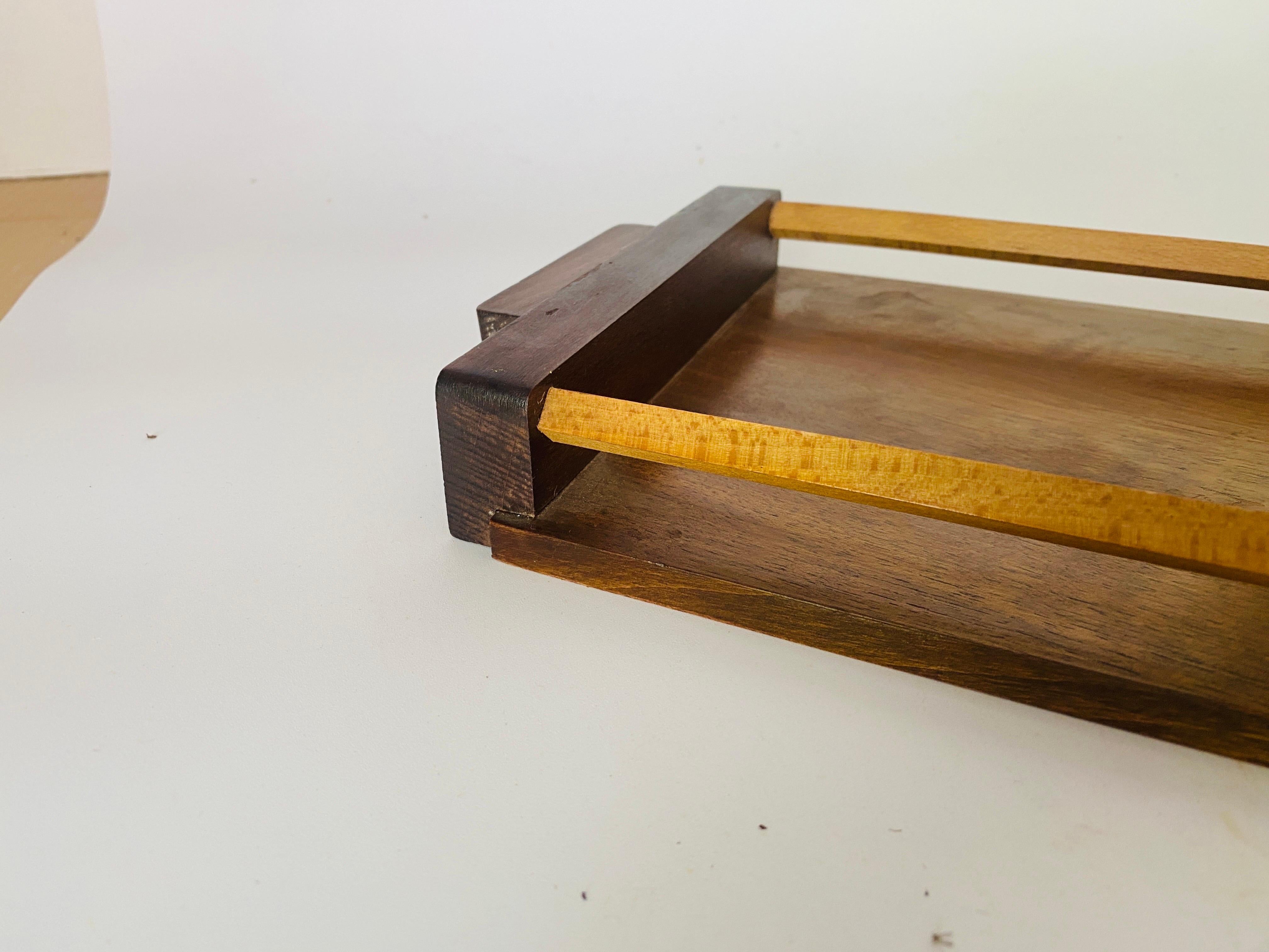 Kleine Art-Déco-Platte aus Holz in Braun und Beige, Frankreich um 1940 im Zustand „Gut“ im Angebot in Auribeau sur Siagne, FR