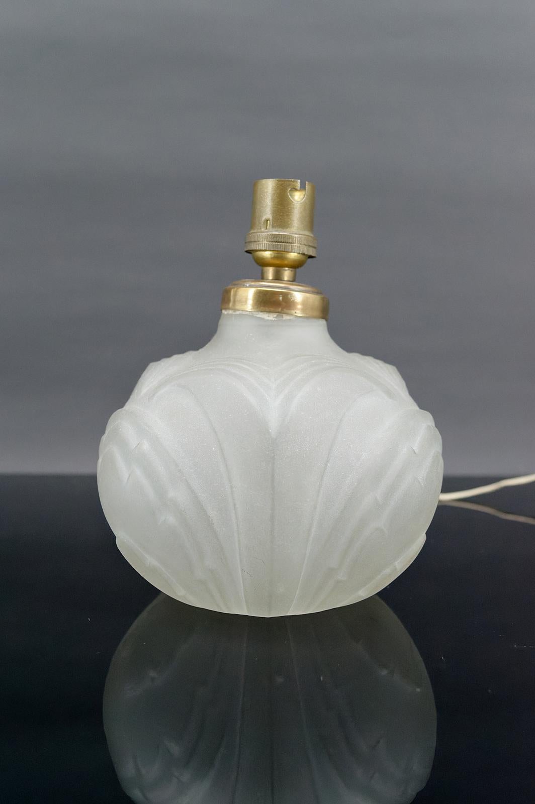 Small lamp in pressed-molded glass.
Art Deco,
France, circa 1925.

