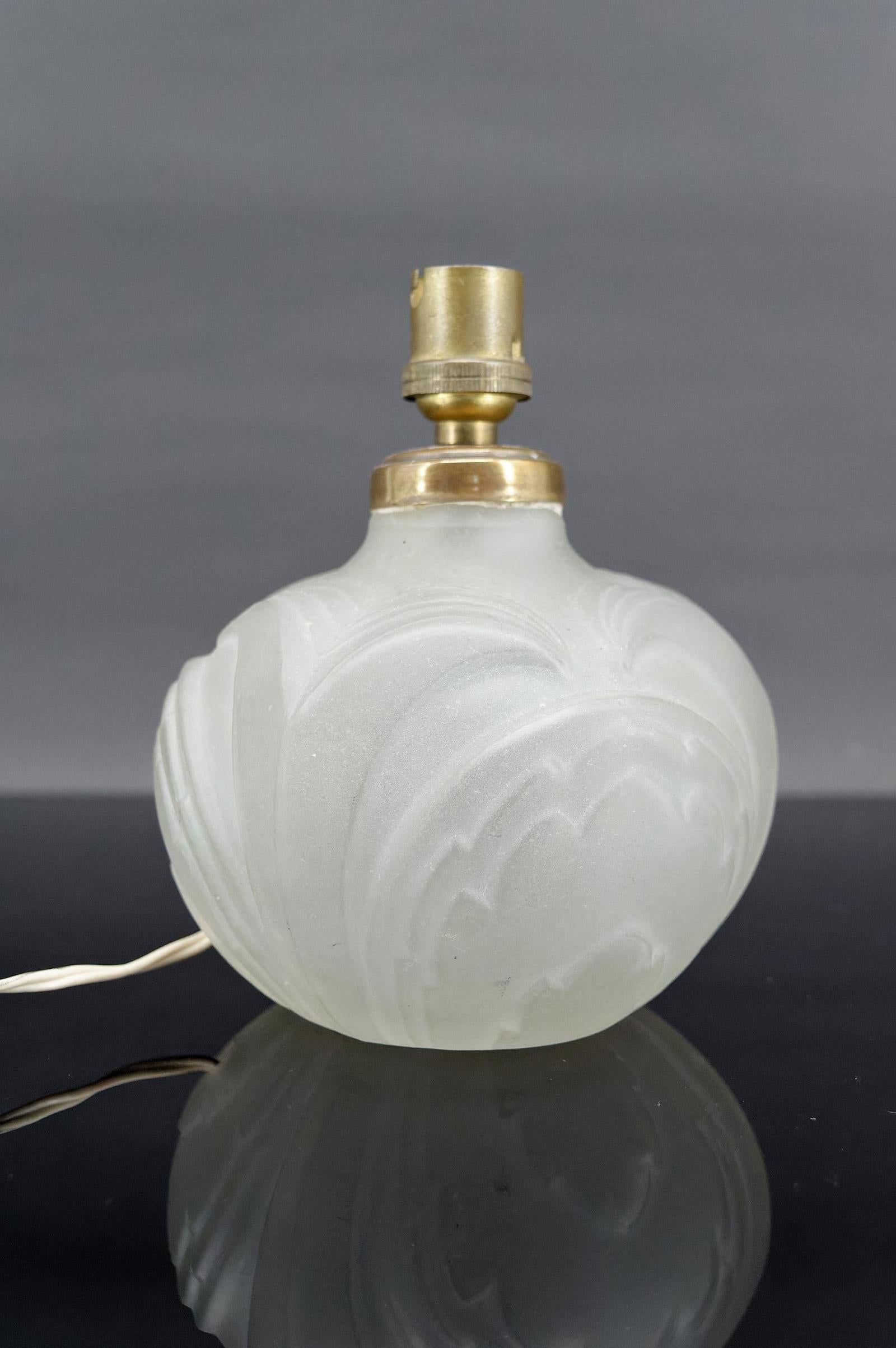 Small Art Deco pressed-molded glass lamp, France, circa 1925 In Good Condition For Sale In VÉZELAY, FR