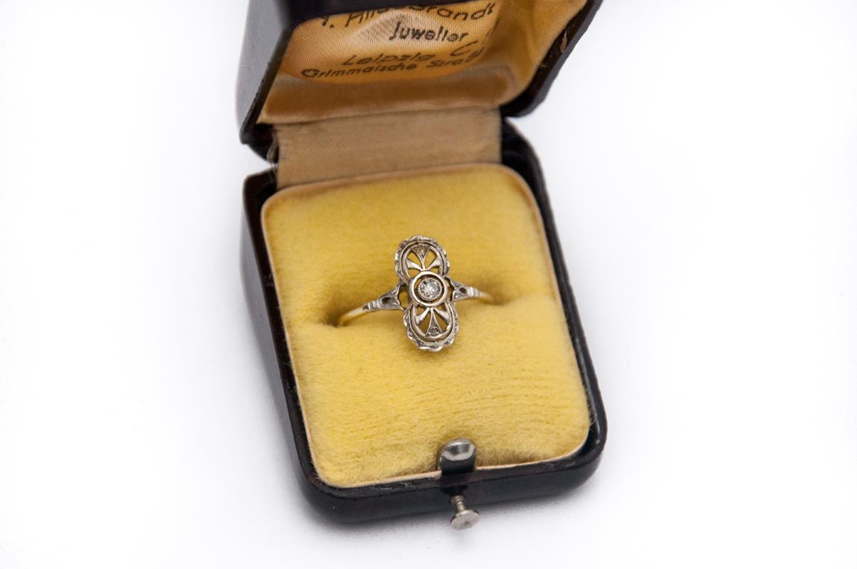 A delicate old gold ring in the Art Deco style of the 1920s and 1930s

Origin: probably Austria

A ring made of 14-carat gold with silver elements and a former brilliant-cut diamond weighing approx. 0.05 ct.

The ring delights with its filigree form