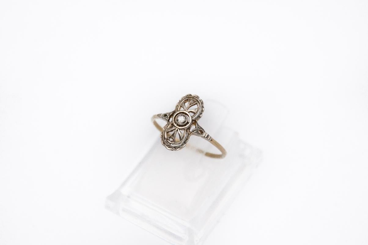 Small Art Deco ring with a diamond, 1920s-30s. In Good Condition For Sale In Chorzów, PL