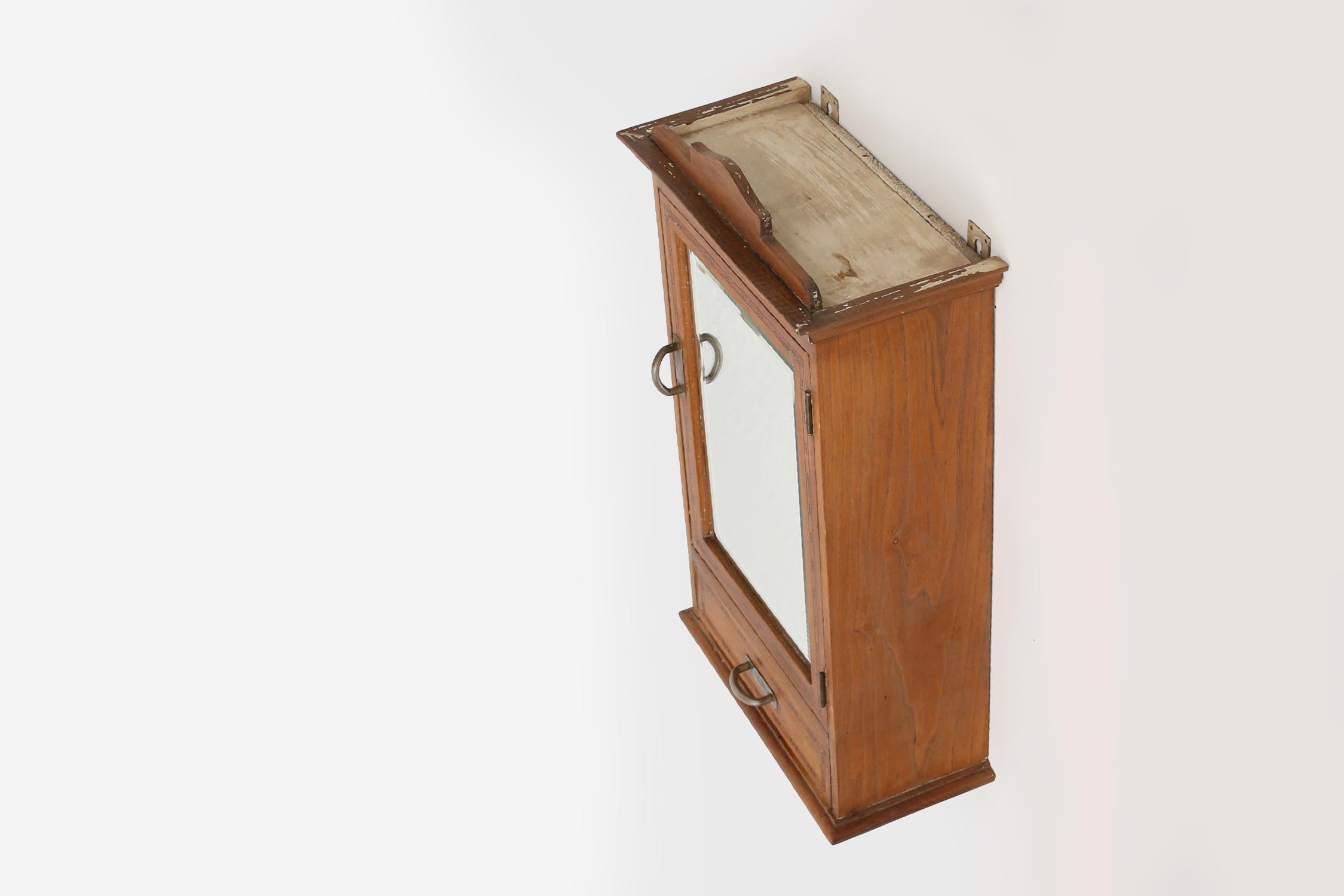 Petit meuble de rasage Art Deco en Oak avec miroir, France années 1930 en vente 3