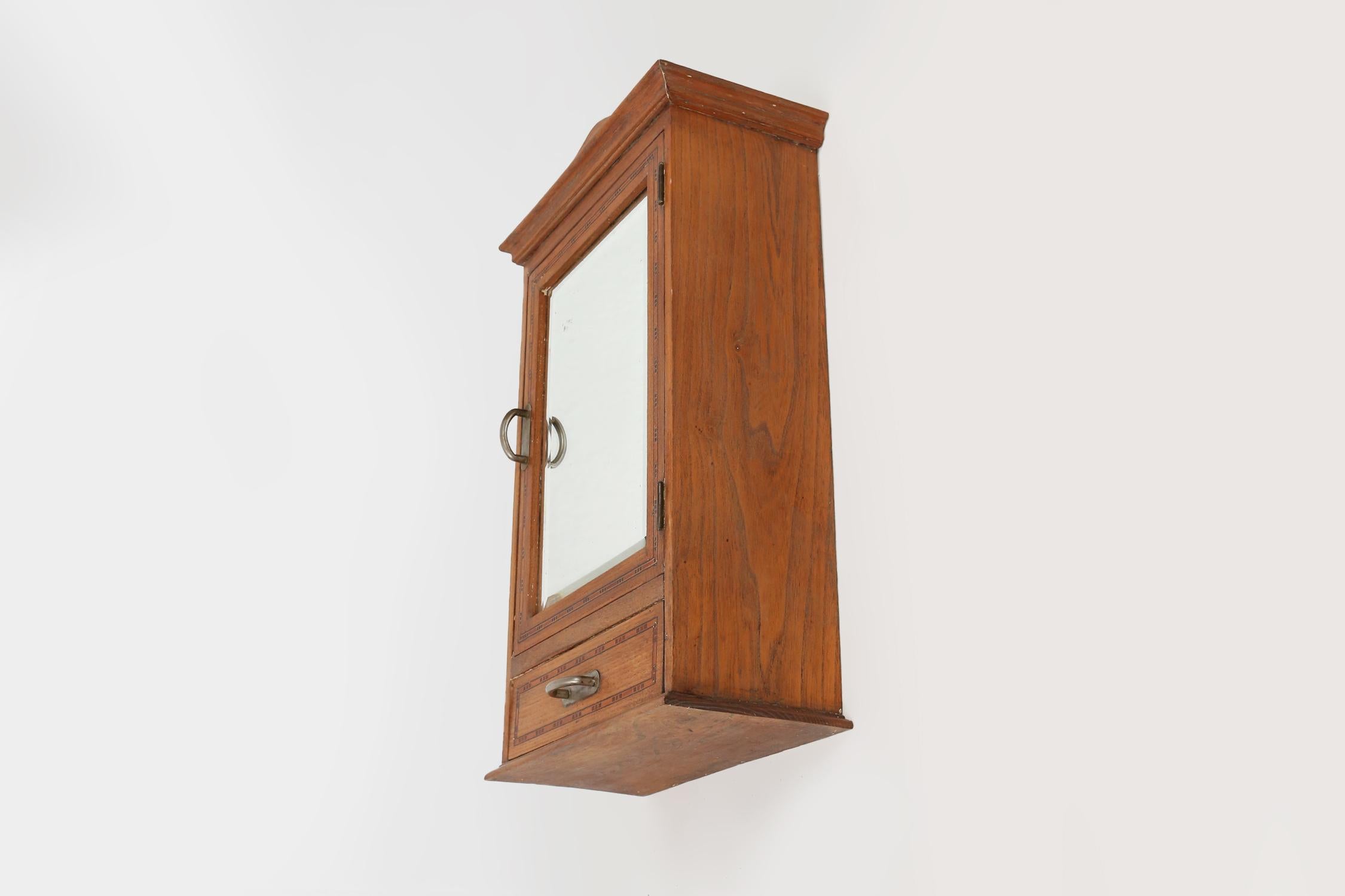 Petit meuble de rasage Art Deco en Oak avec miroir, France années 1930 en vente 4