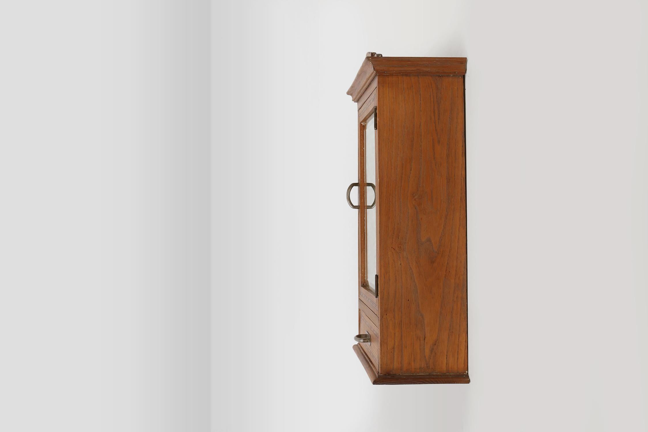 Petit meuble de rasage Art Deco en Oak avec miroir, France années 1930 en vente 5