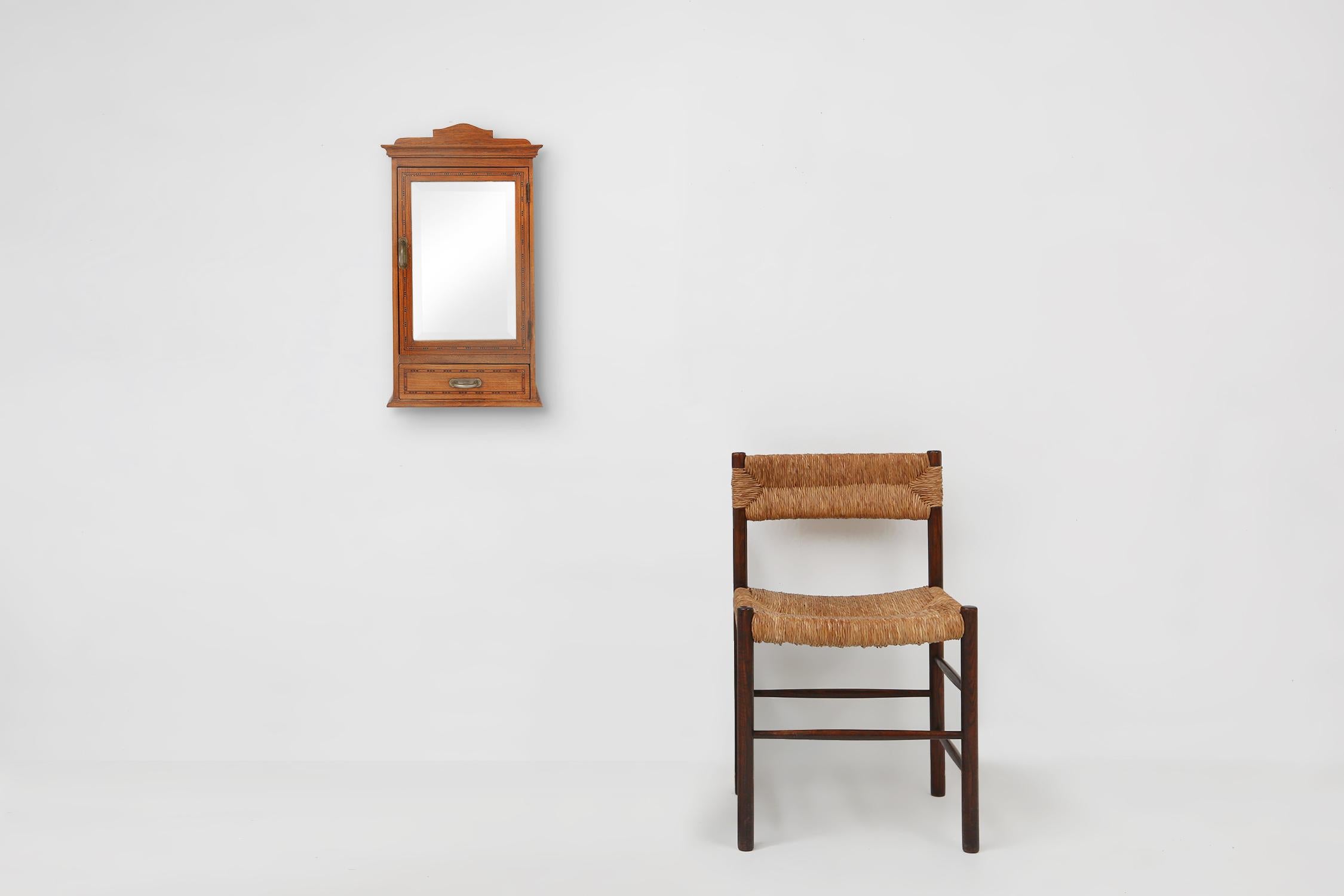 France / 1930 / cabinet de rasage / chêne, miroir / art déco

Petite armoire murale française à porte miroir avec une belle marqueterie de bois et un tiroir. Fabriqué en France à l'époque de l'Art déco, vers 1930. Ces petites armoires sont utilisées