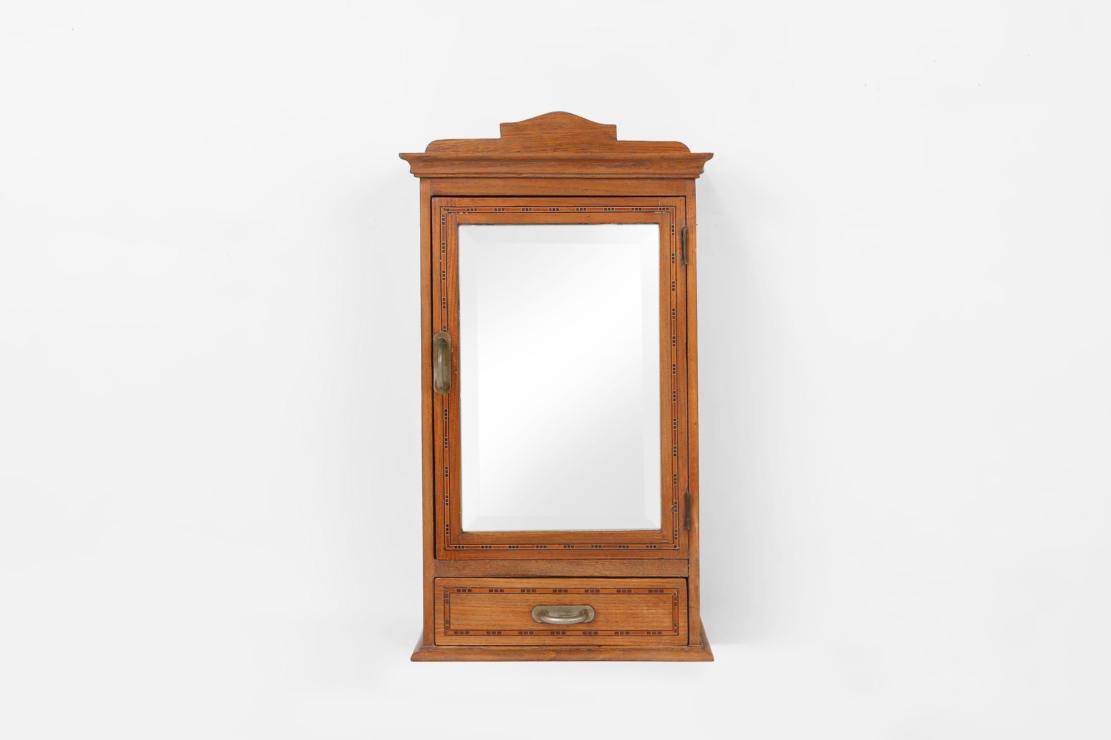 Art déco Petit meuble de rasage Art Deco en Oak avec miroir, France années 1930 en vente
