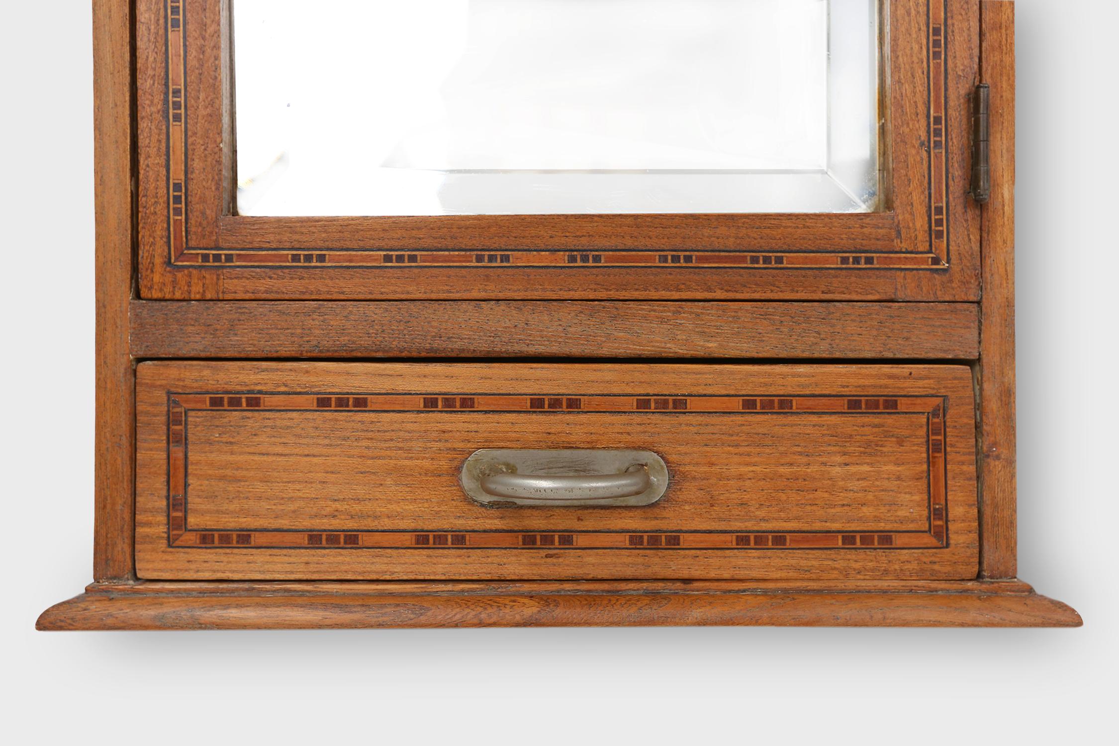 Français Petit meuble de rasage Art Deco en Oak avec miroir, France années 1930 en vente