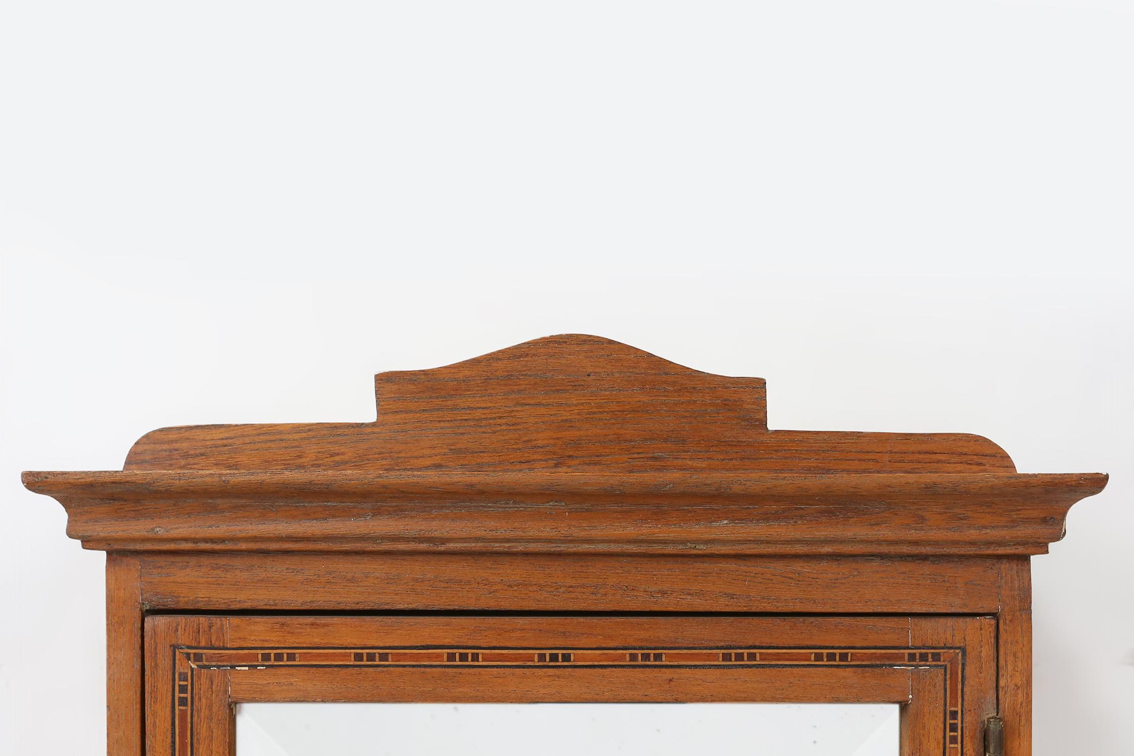 Incrusté Petit meuble de rasage Art Deco en Oak avec miroir, France années 1930 en vente