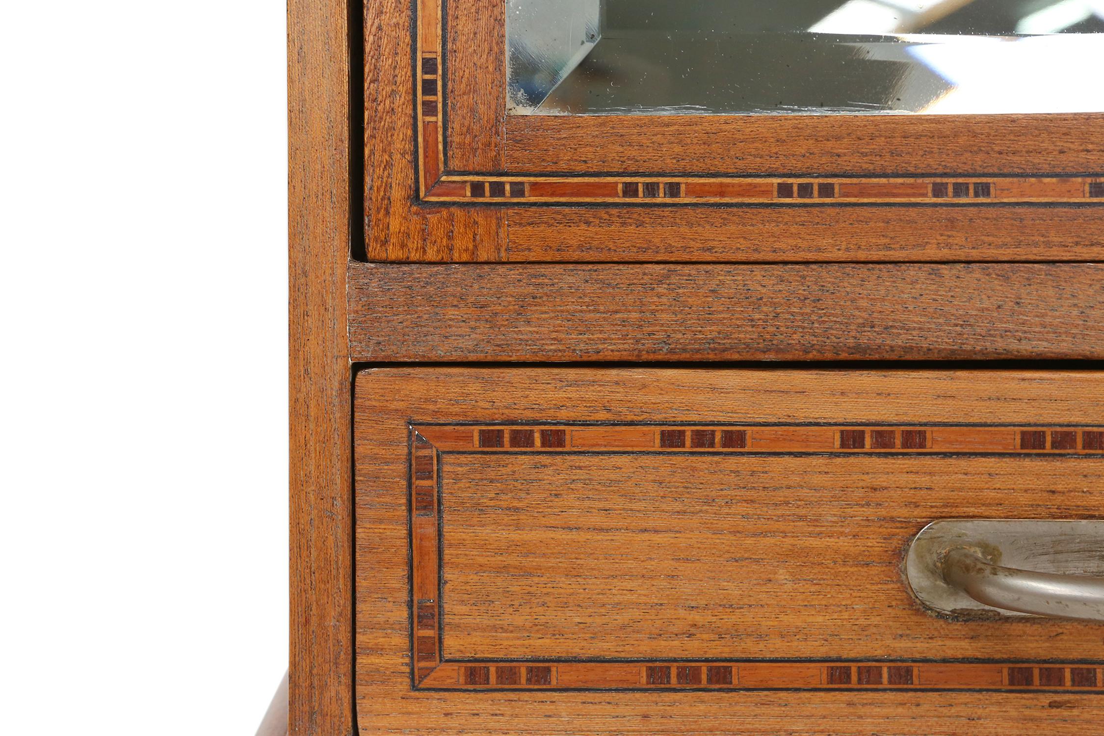 Milieu du XXe siècle Petit meuble de rasage Art Deco en Oak avec miroir, France années 1930 en vente