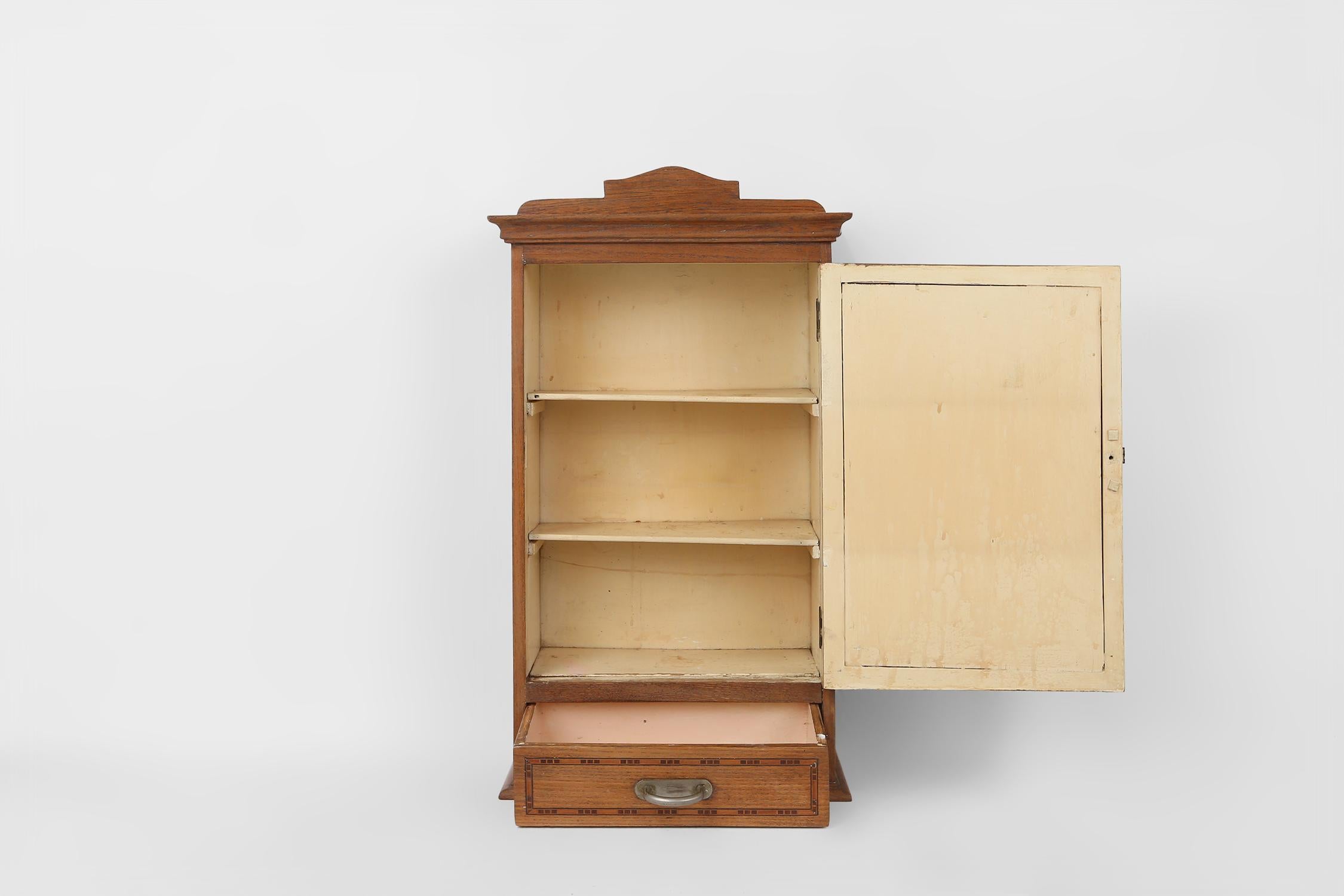 Kleiner Art Deco Rasierschrank in Eiche mit Spiegel, Frankreich 1930er Jahre im Angebot 1