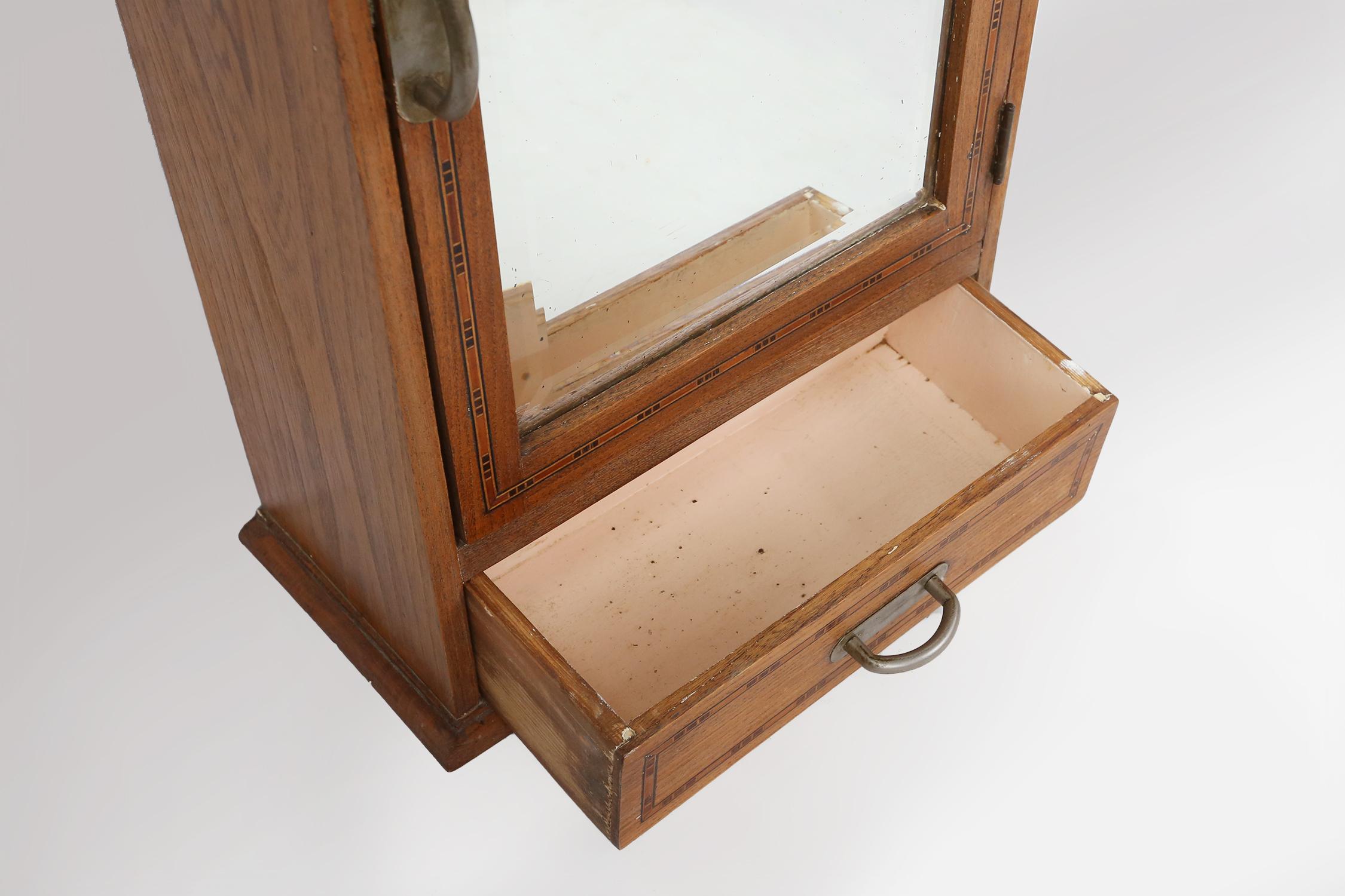 Petit meuble de rasage Art Deco en Oak avec miroir, France années 1930 en vente 1