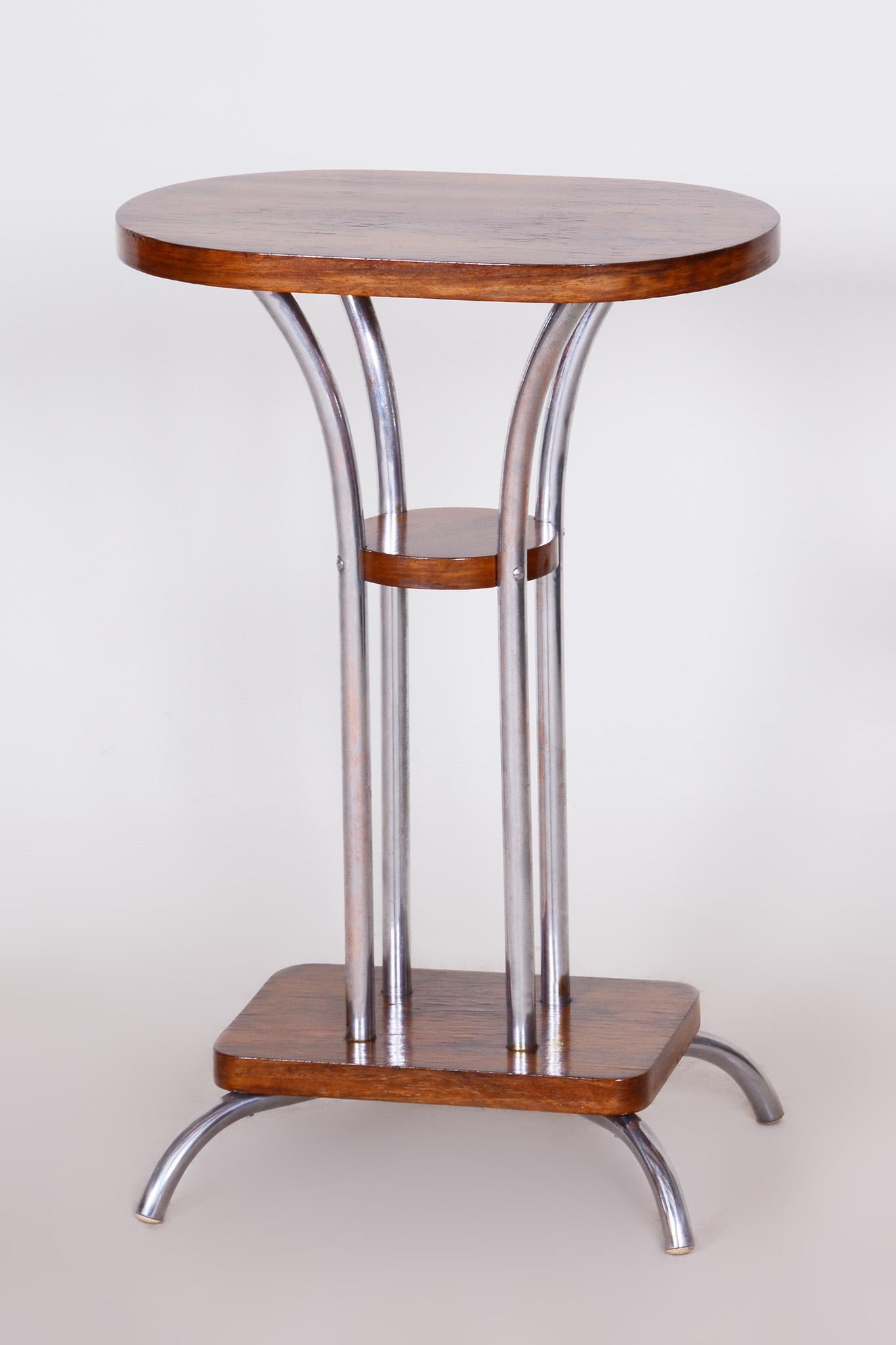 La table a été re polie avec de la laque de piano polyuréthane par notre équipe de remise à neuf professionnelle en Tchèque selon le processus d'origine. Les pièces chromées ont été nettoyées et restaurées de manière professionnelle. 

Vernis