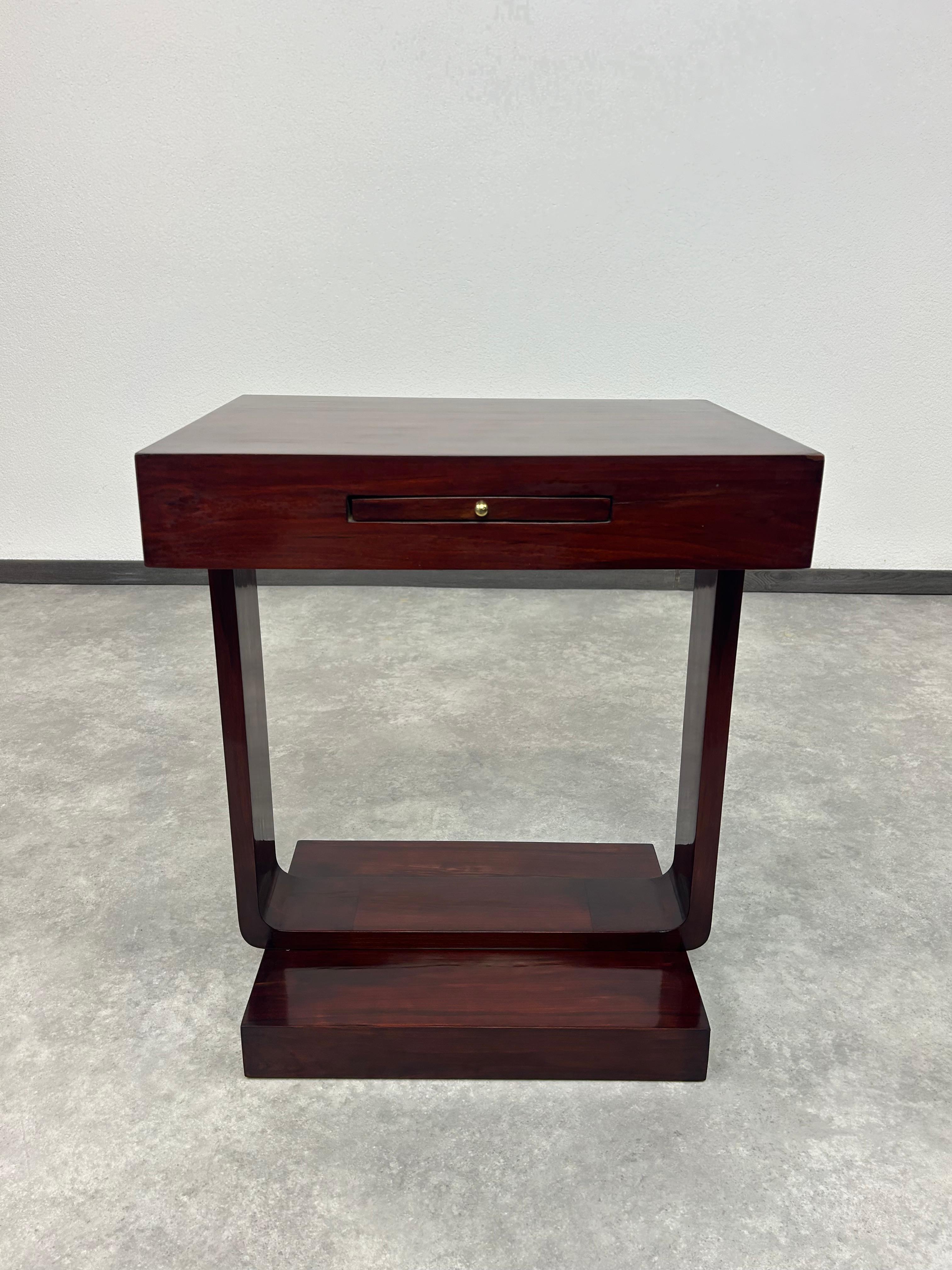 Petite table de fumeur art déco. Teinté et repoli par des professionnels.