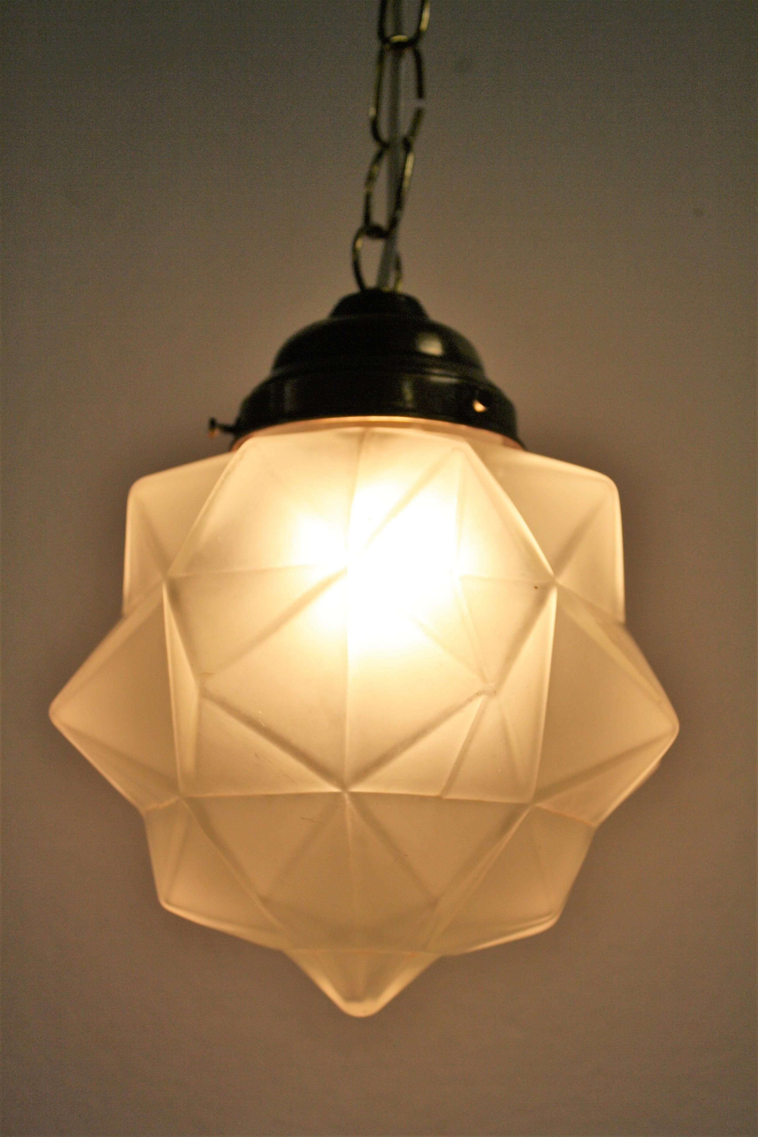 Antique Art Deco era starburst or bolster pendant light.

The lamp has a typical Art Deco design.

Supplied with an aged brass chain and shade holder.

Rewired, tested and ready to use with a regular E27 light bulb.

1930s,