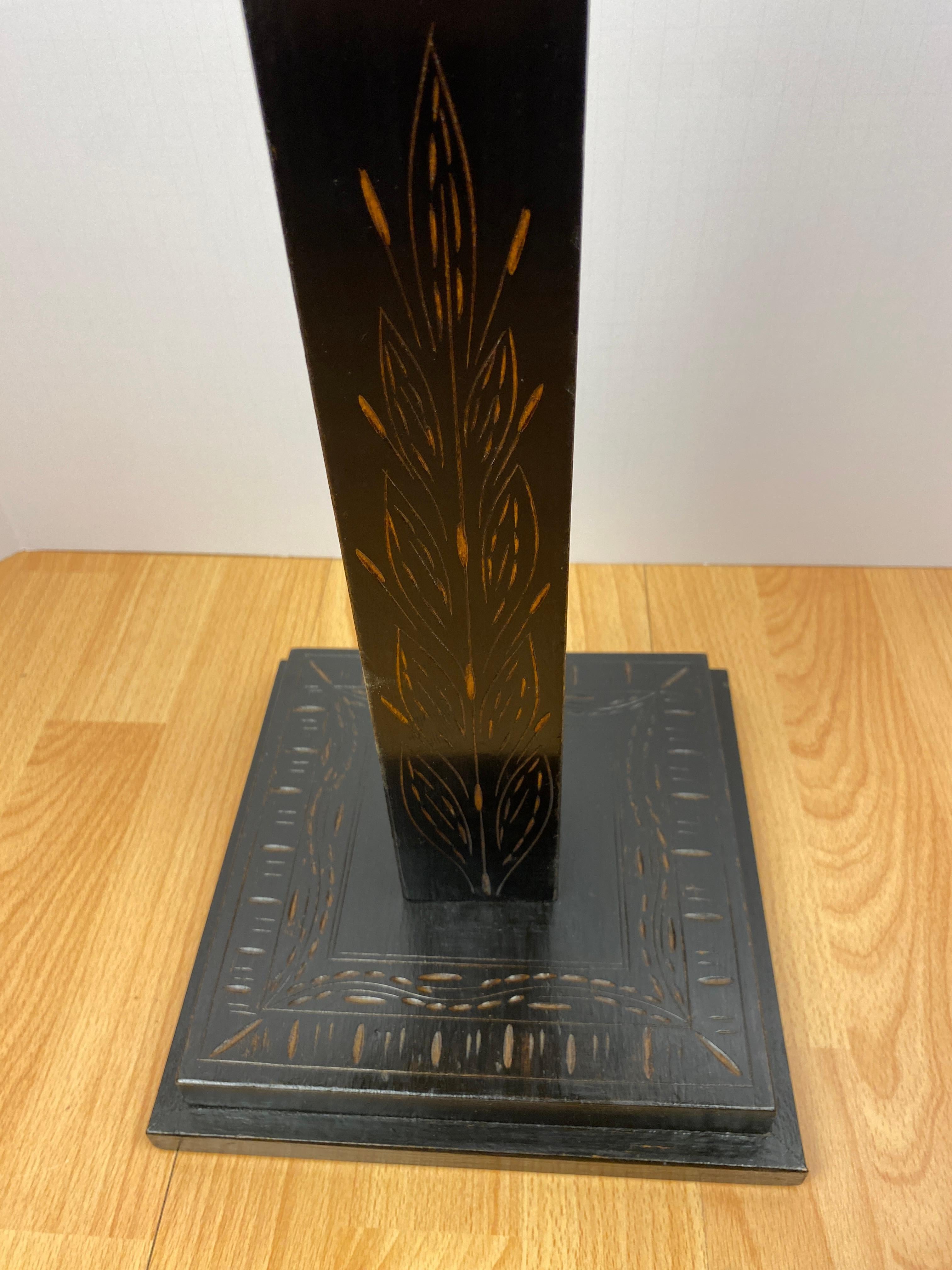 Très belle table d'appoint en bois de style Art Déco peinte en noir. 
Taille pratique à utiliser entre les chaises, au bout d'un canapé ou dans une petite chambre ou un bureau à domicile.

Mesures : Largeur 16,63 po x Profondeur 14,50 po x Hauteur