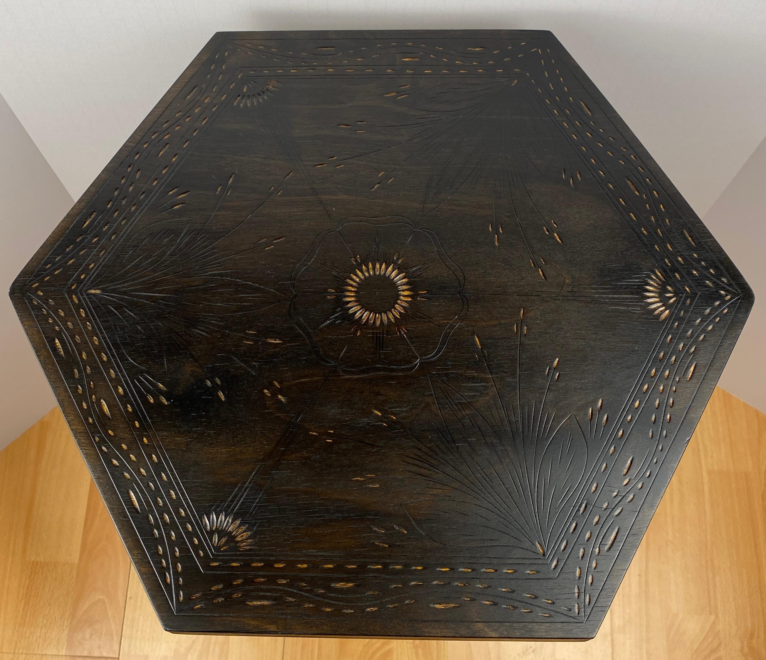 Art déco Petite table en bois noir de style Art Déco en vente