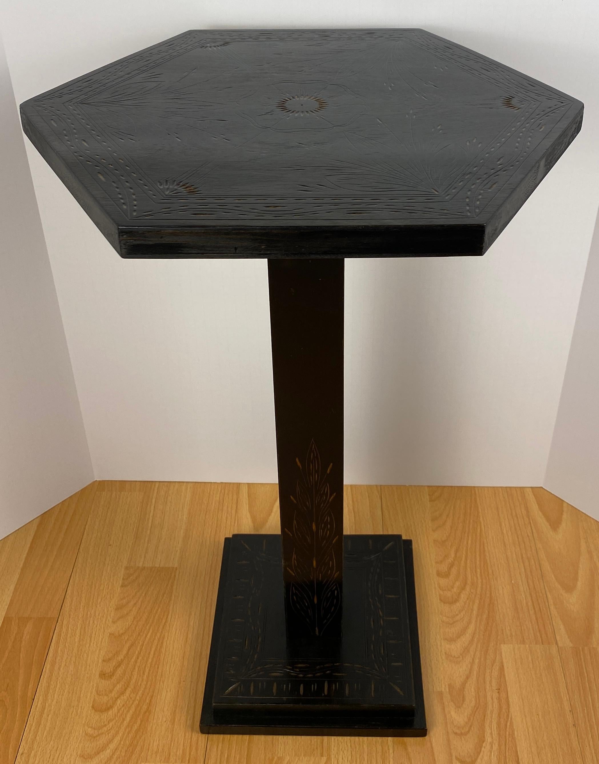 Petite table en bois noir de style Art Déco Bon état - En vente à Miami, FL