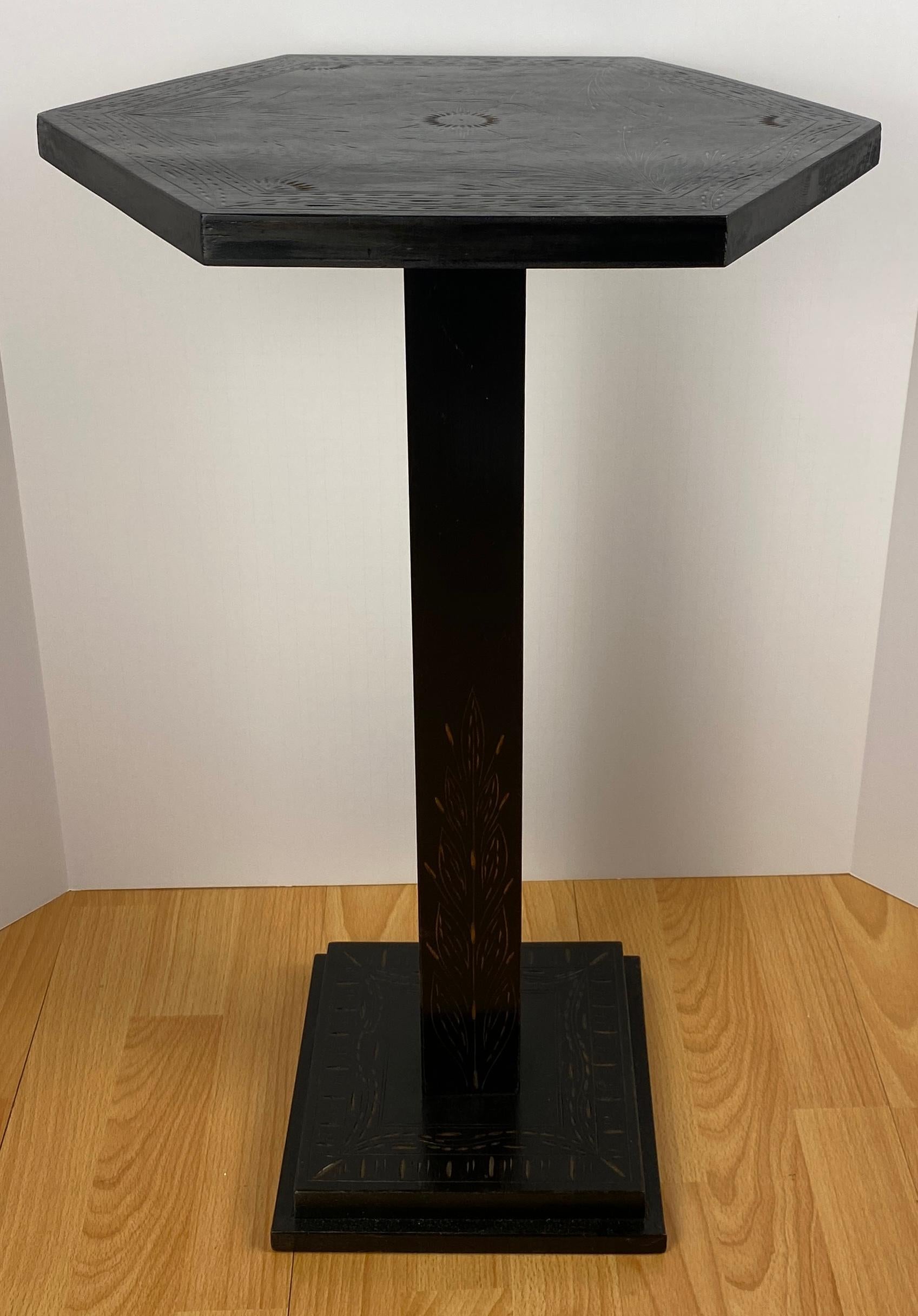 20ième siècle Petite table en bois noir de style Art Déco en vente