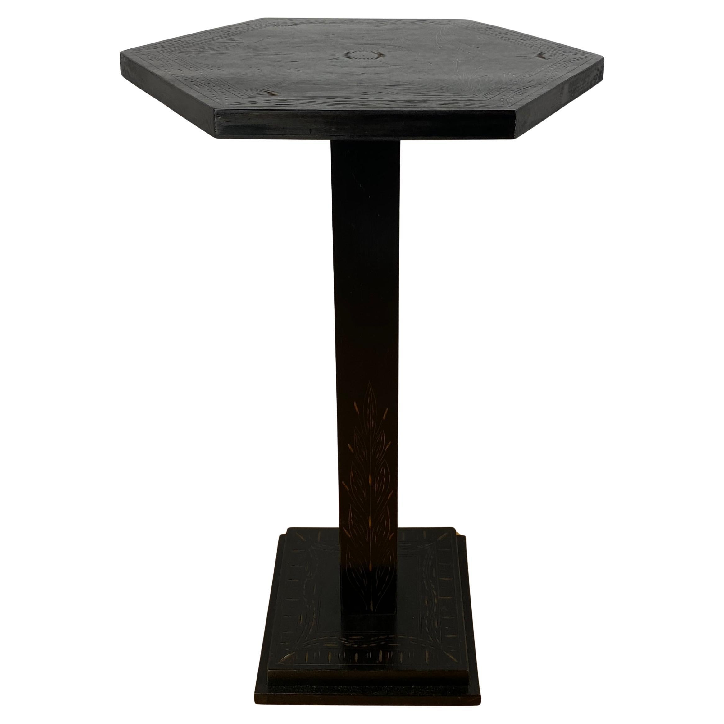 Petite table en bois noir de style Art Déco