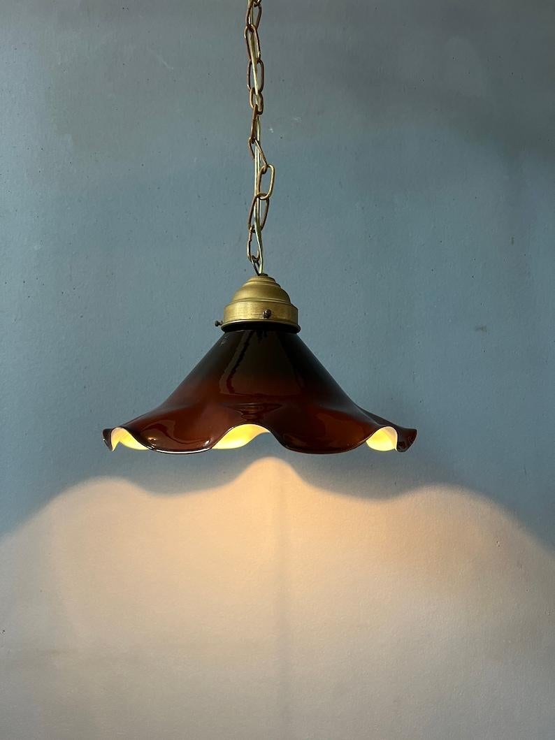 Kleine Pendelleuchte im Art-Deco-Stil mit blumenförmigem Metallschirm in rot/braun. Diese alte Lampe ist aus dünnem Metall gefertigt und hat eine schöne, gemischte Farbe, die leicht unterschiedlich auf dem Schirm verteilt ist. Die Lampe benötigt