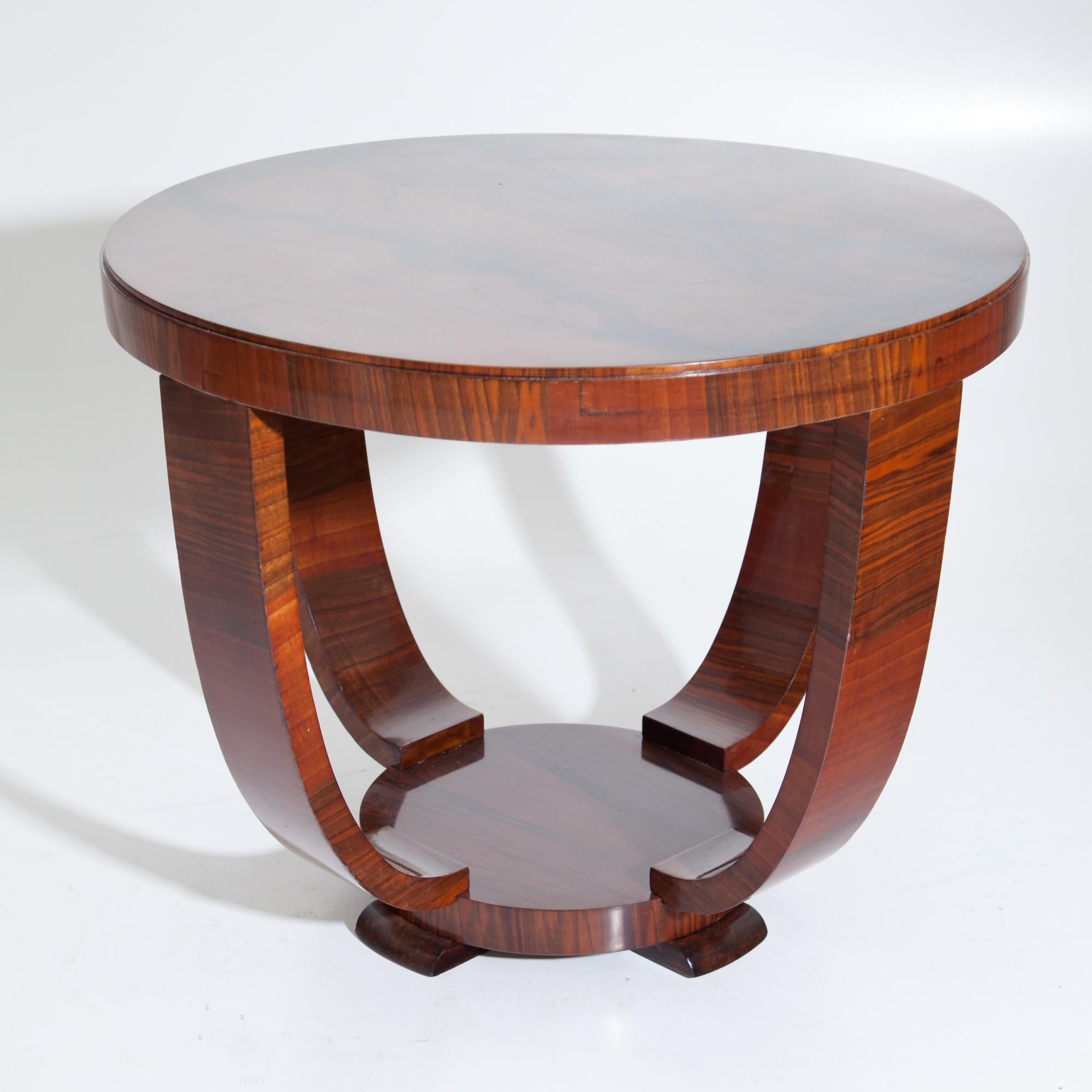 Petite table d'appoint Art Déco sur pied rond. Le plateau rond repose sur quatre supports incurvés. Très beau placage en noyer. État restauré par des professionnels.