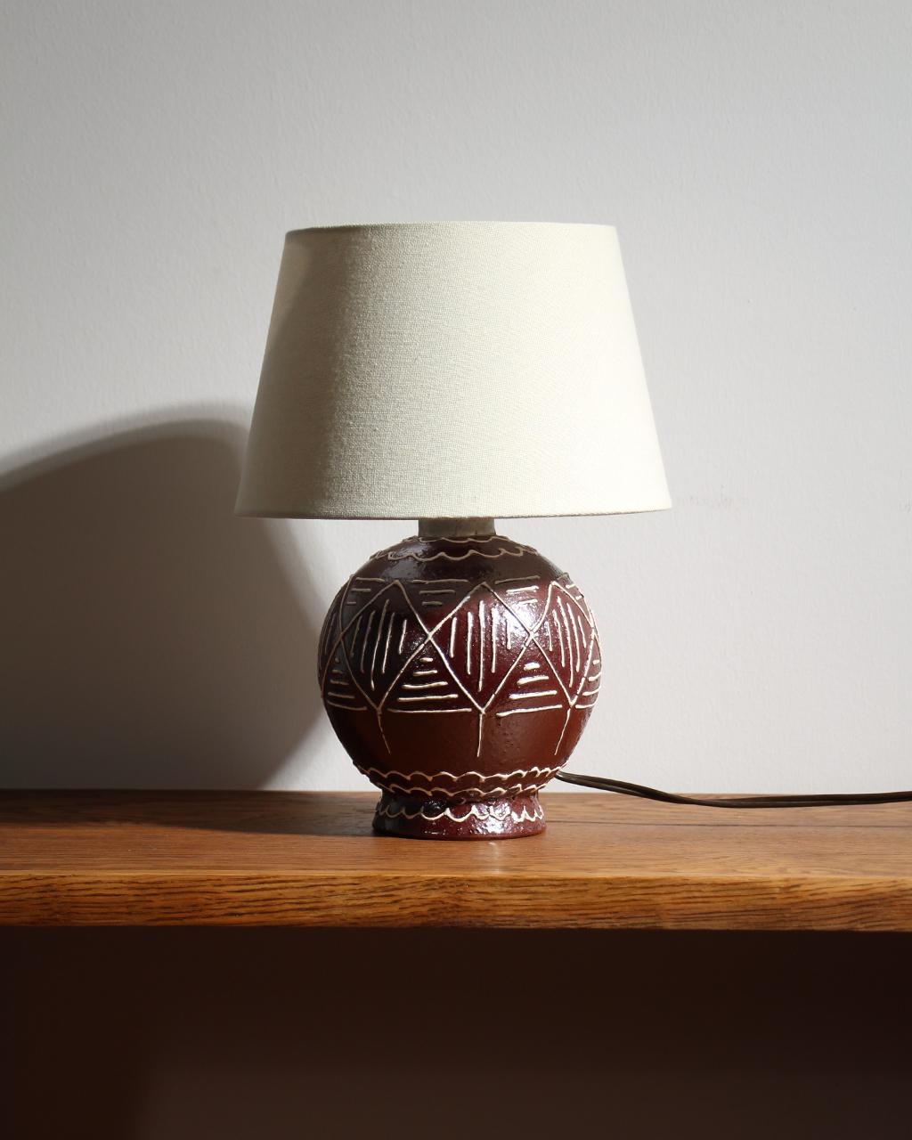 Table lamp from the 30s-40s in earthenware – Africanist style
Brown and white enamel
Geometric relief patterns like scarifications


