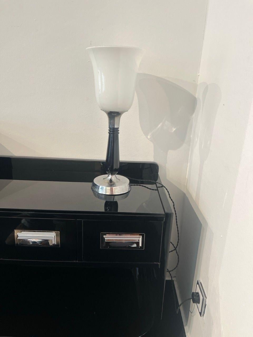 Small Art Deco Table Lamp, Black Lacquer and Chrome, Glass, France circa 1930 en venta 2