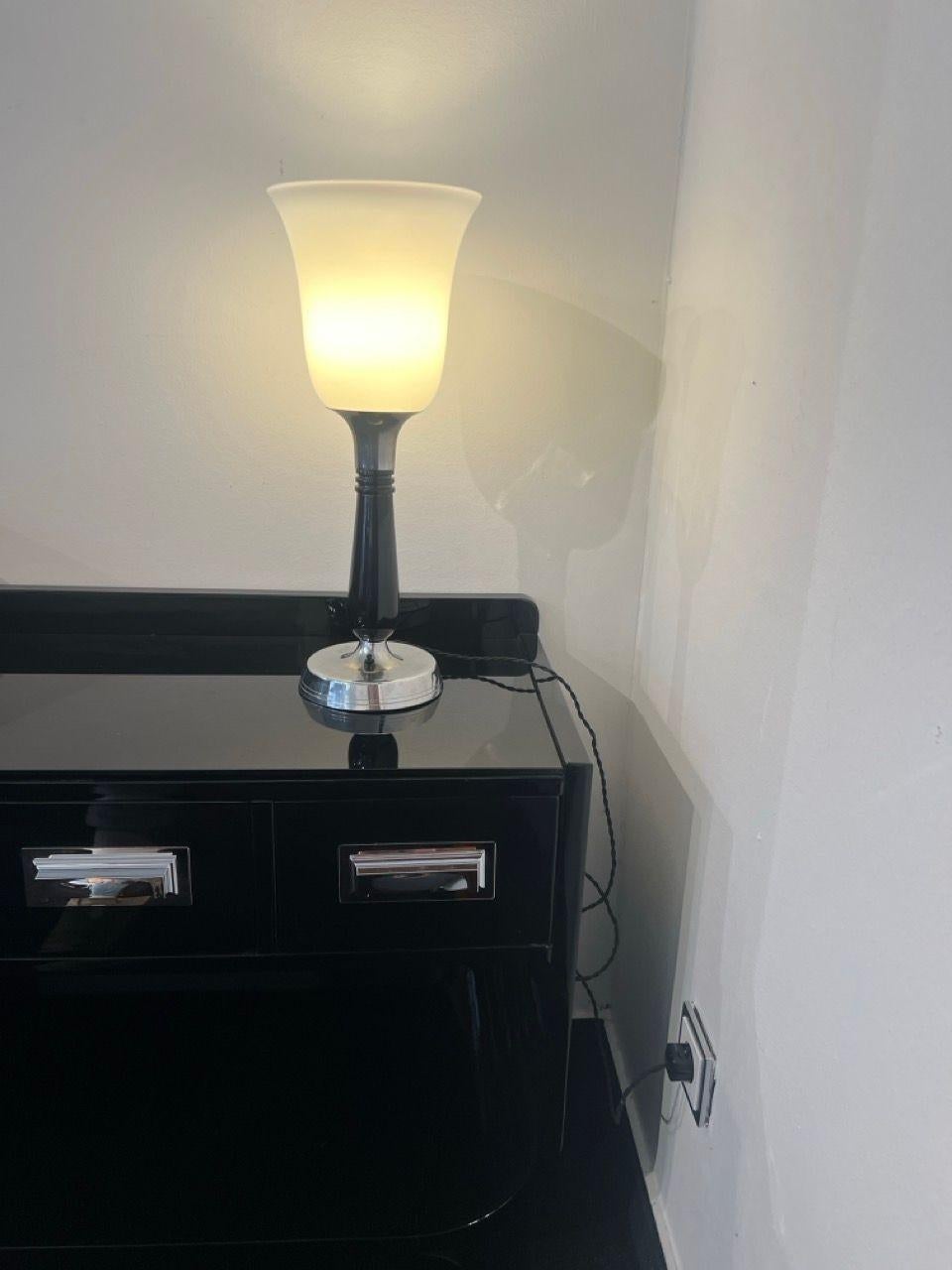 Small Art Deco Table Lamp, Black Lacquer and Chrome, Glass, France circa 1930 en venta 3