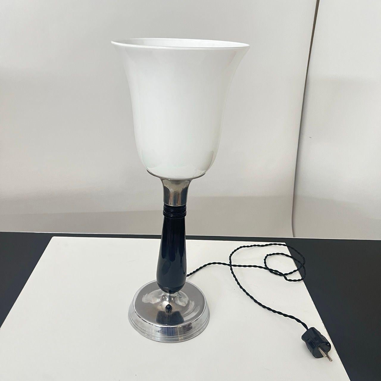 Small Art Deco Table Lamp, Black Lacquer and Chrome, Glass, France circa 1930 Art Decó en venta
