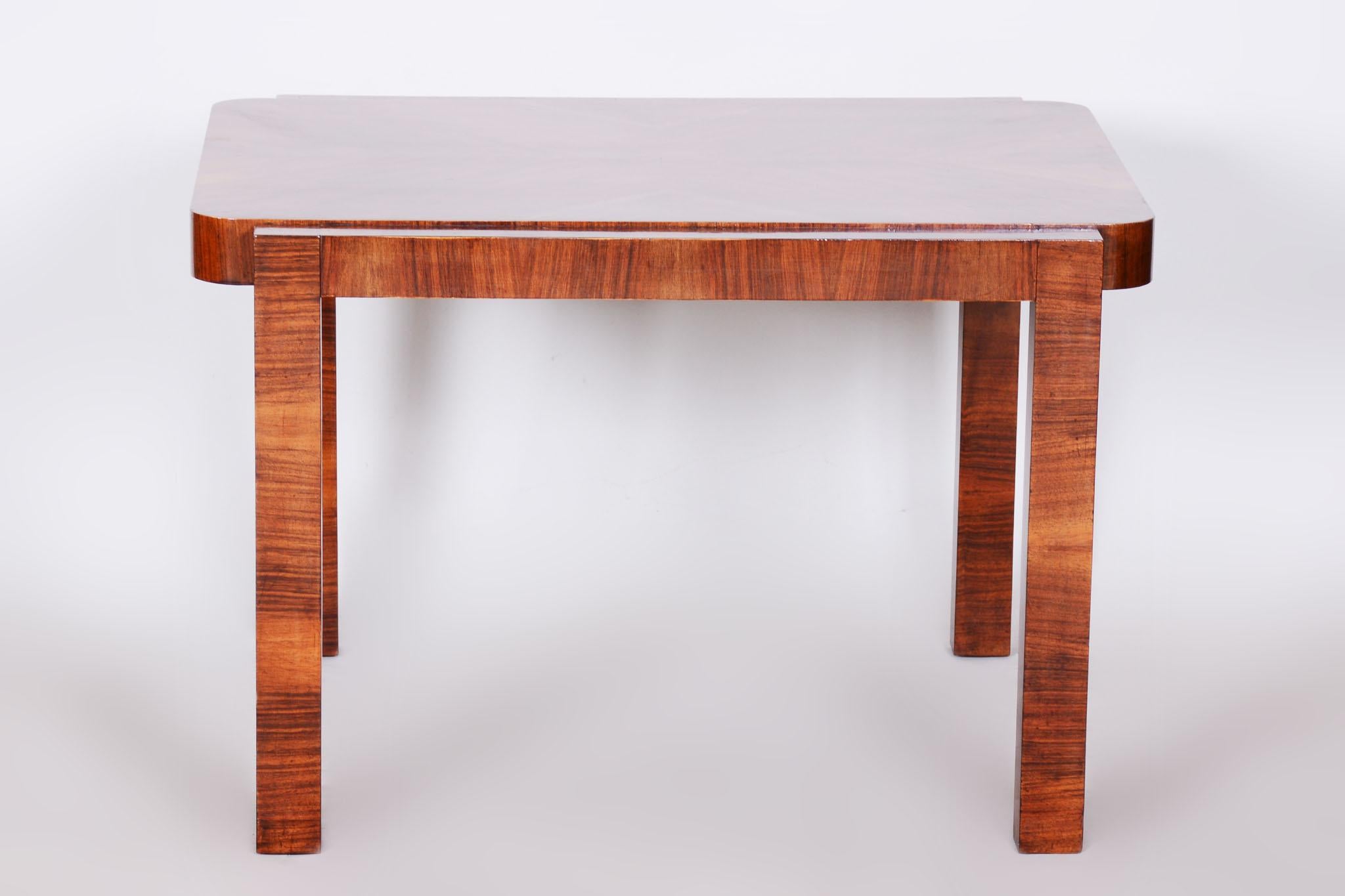 Small Art Deco table, Made by Thonet.

Fully restored. Revived original varnish.

Period: 1930-1939
Source: Czechia
Material: Walnut.