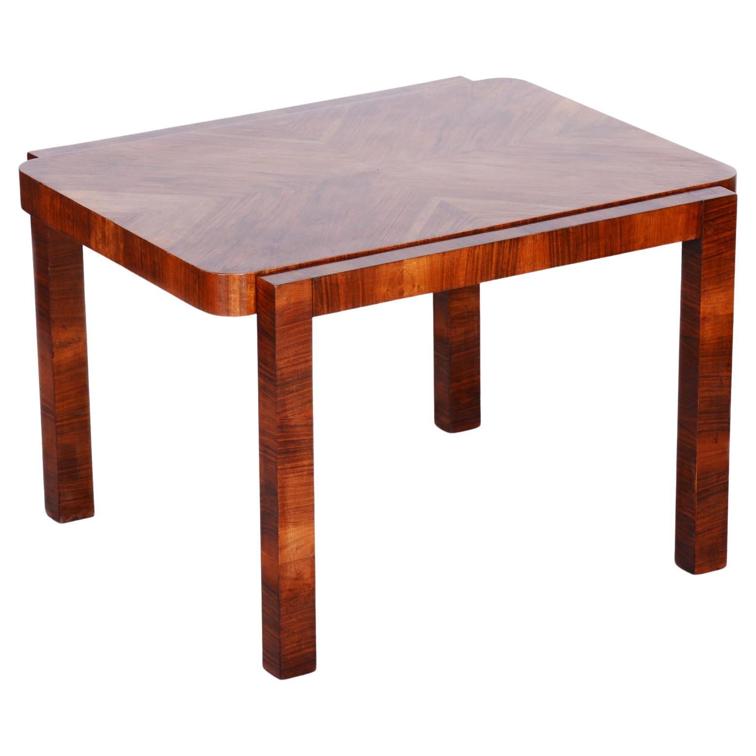 Kleiner Art-Déco-Tisch, hergestellt von Thonet, Nussbaum, Tschechien, 1930er Jahre, vollständig restauriert