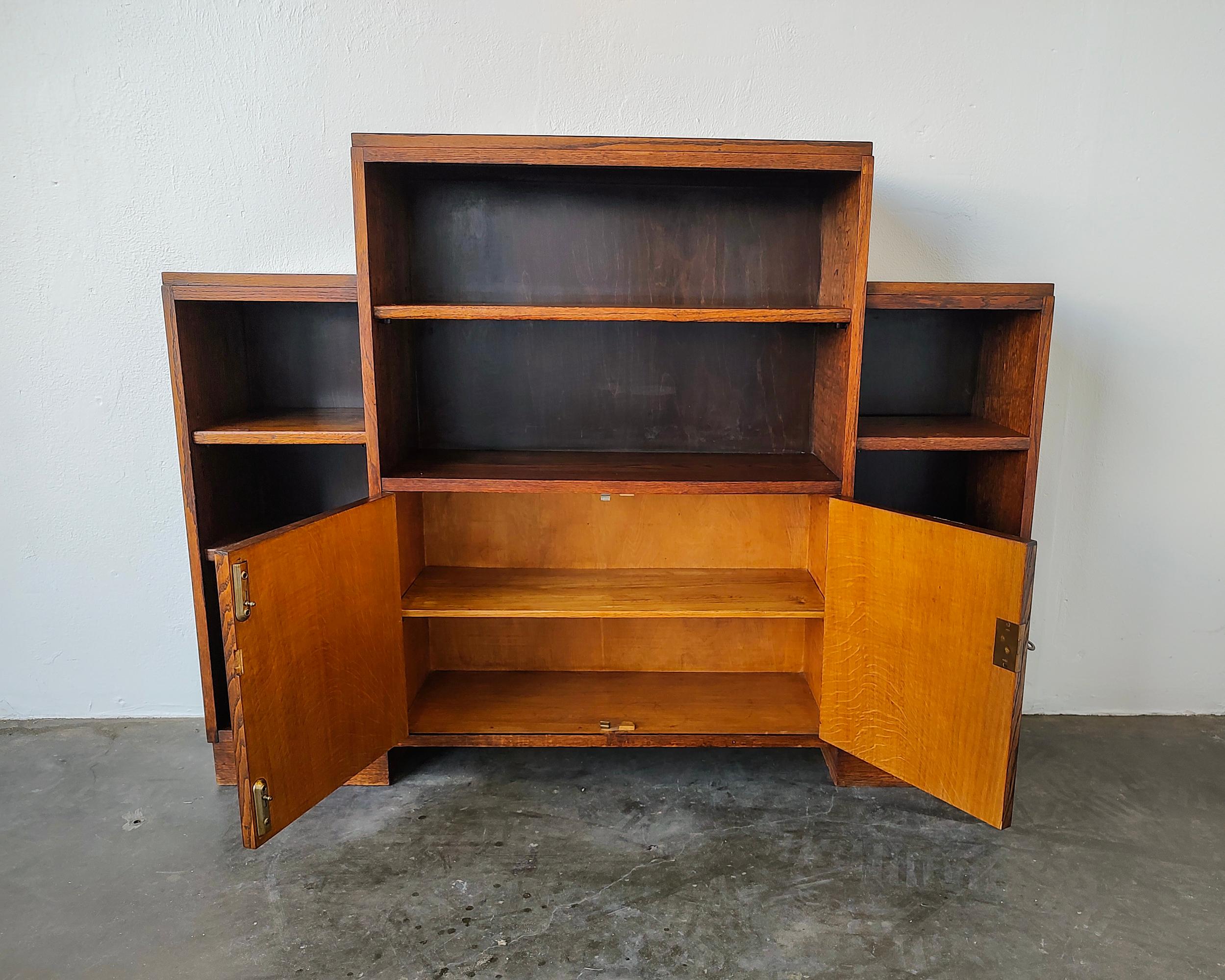Small Art Deco Tiger Oak Wood Bookshelf Cabinet 1920s In Good Condition In Hawthorne, CA