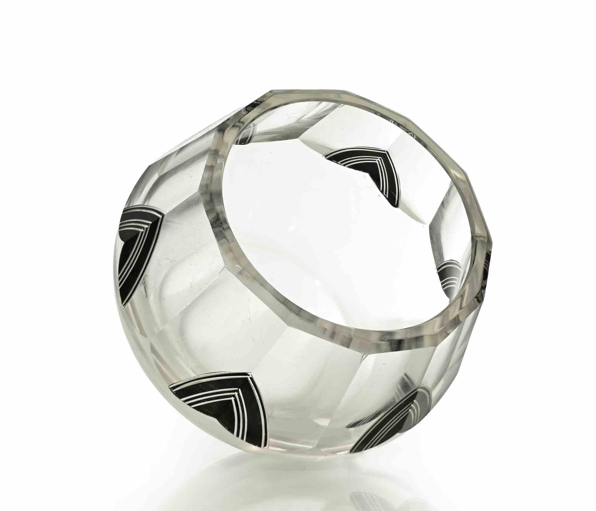 Piccolo vaso Art Déco in vetro trasparente realizzato in Bohemia tra gli anni '30 e '40 e attribuito a Karel Palda.

Condizioni eccellenti.