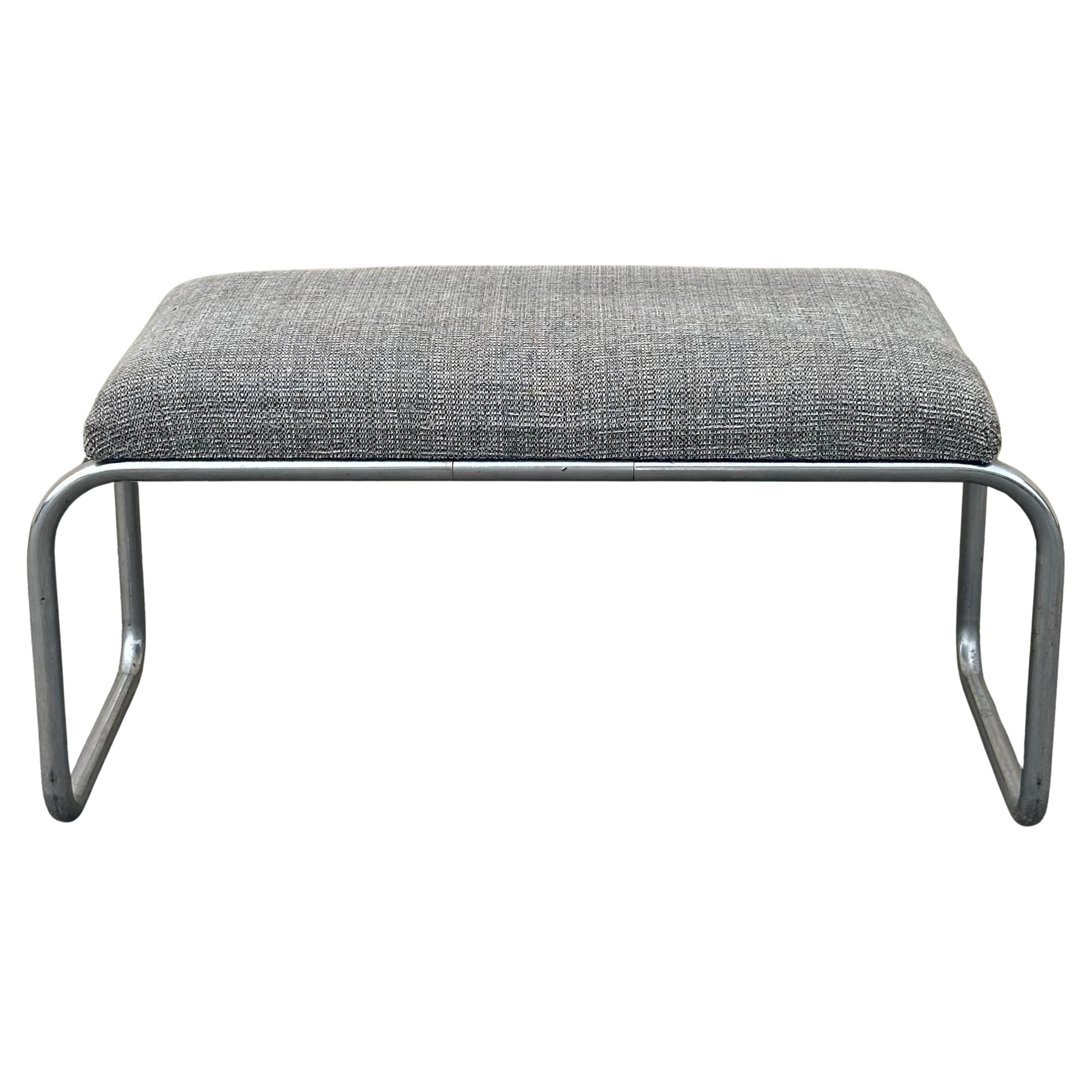 Très rare banc en tube chromé de l'époque art déco / machine, réalisé par Wolfgang Hoffman pour Howell Co. vers la fin des années 1930.  Le banc est en bon état et a été restauré par un professionnel avec un matériau en tweed gris subtil et un